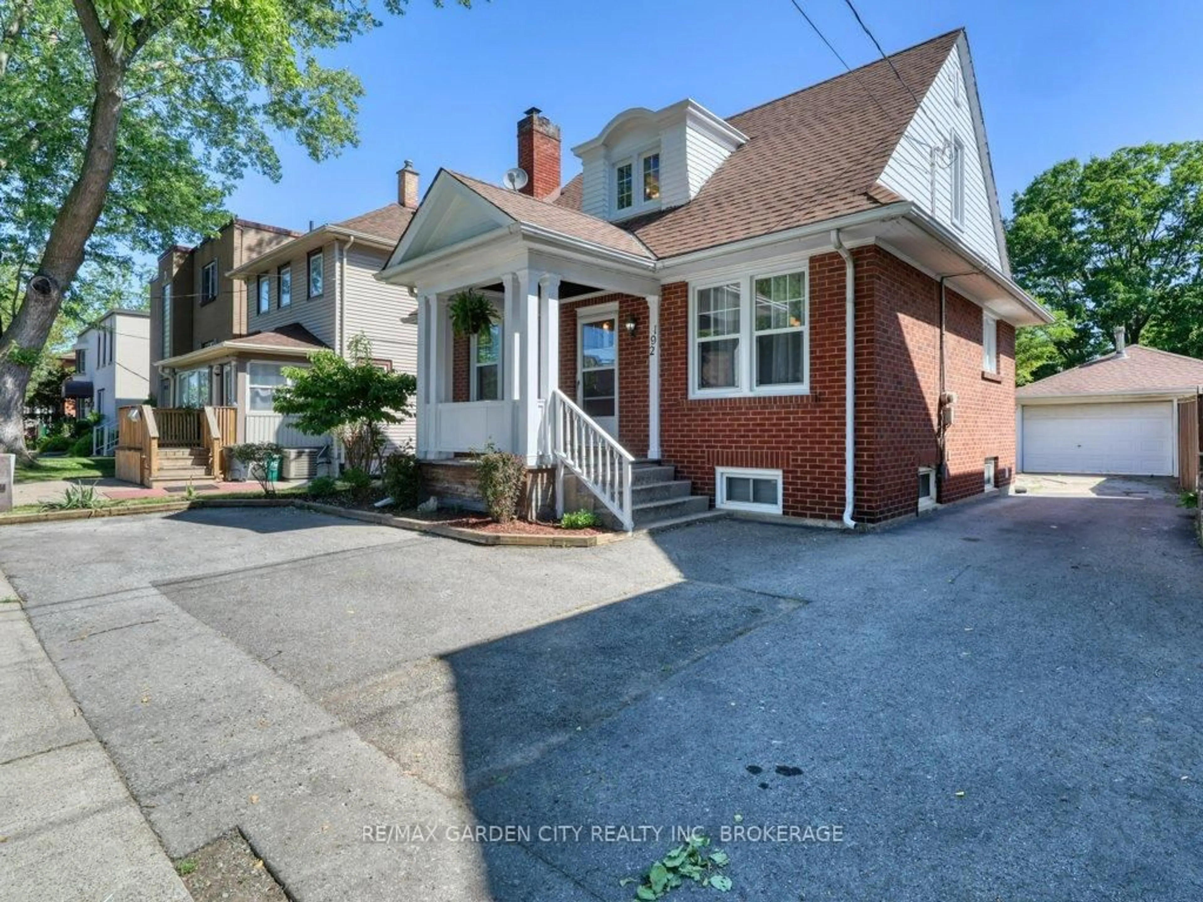 Home with brick exterior material, street for 192A ONTARIO St, St. Catharines Ontario L2R 5L1