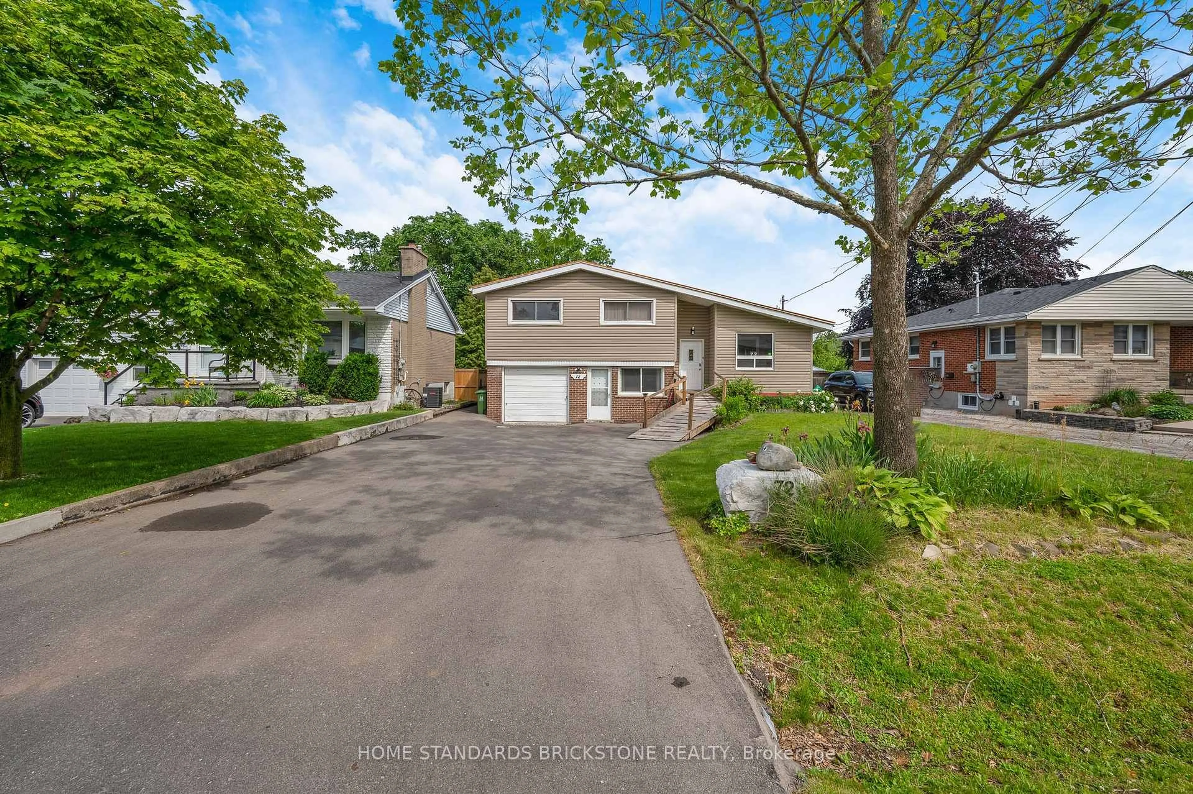 A pic from outside/outdoor area/front of a property/back of a property/a pic from drone, street for 72 Mountain Ave, Hamilton Ontario L8G 3P5