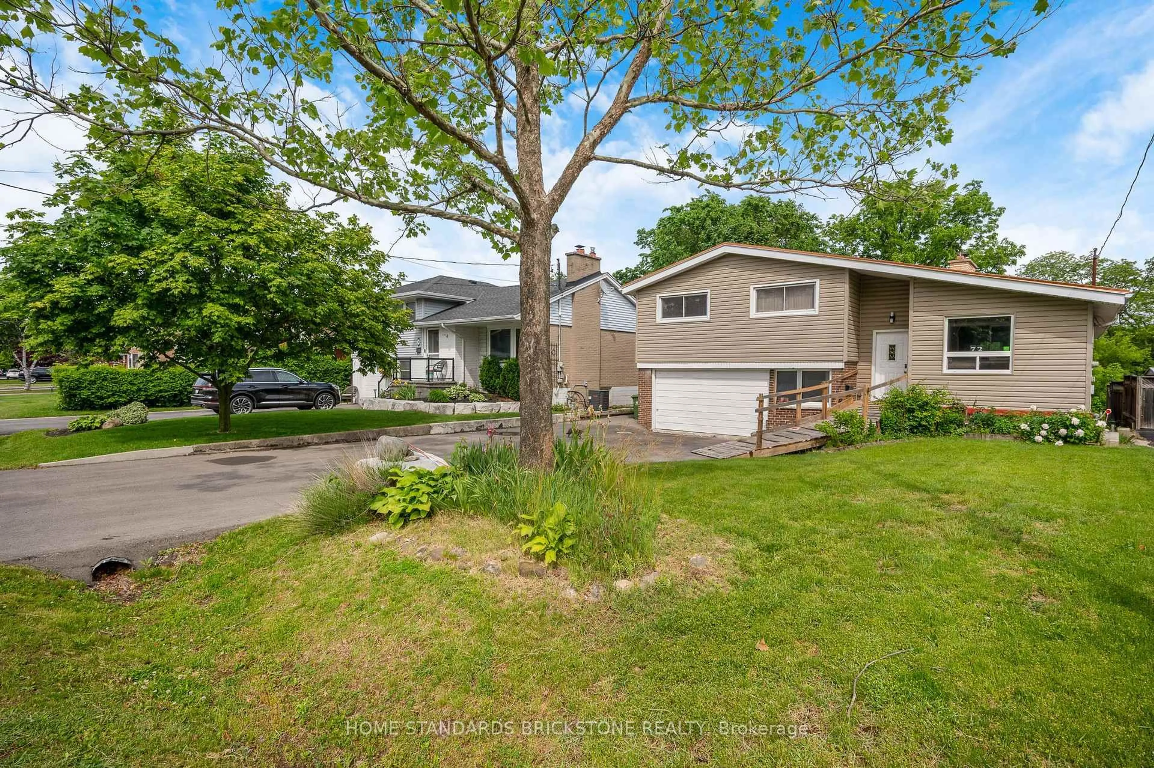 A pic from outside/outdoor area/front of a property/back of a property/a pic from drone, street for 72 Mountain Ave, Hamilton Ontario L8G 3P5