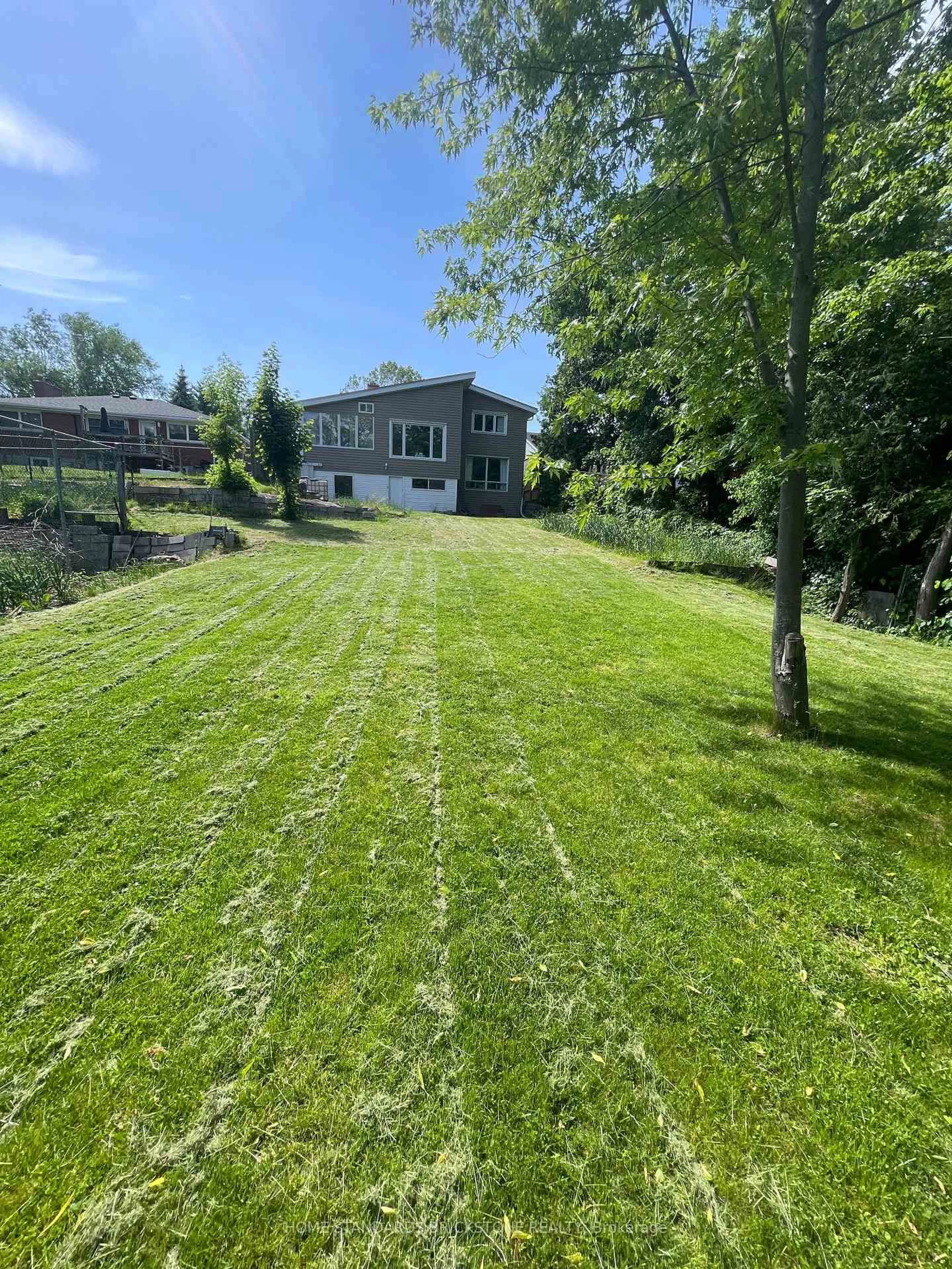 A pic from outside/outdoor area/front of a property/back of a property/a pic from drone, water/lake/river/ocean view for 72 Mountain Ave, Hamilton Ontario L8G 3P5