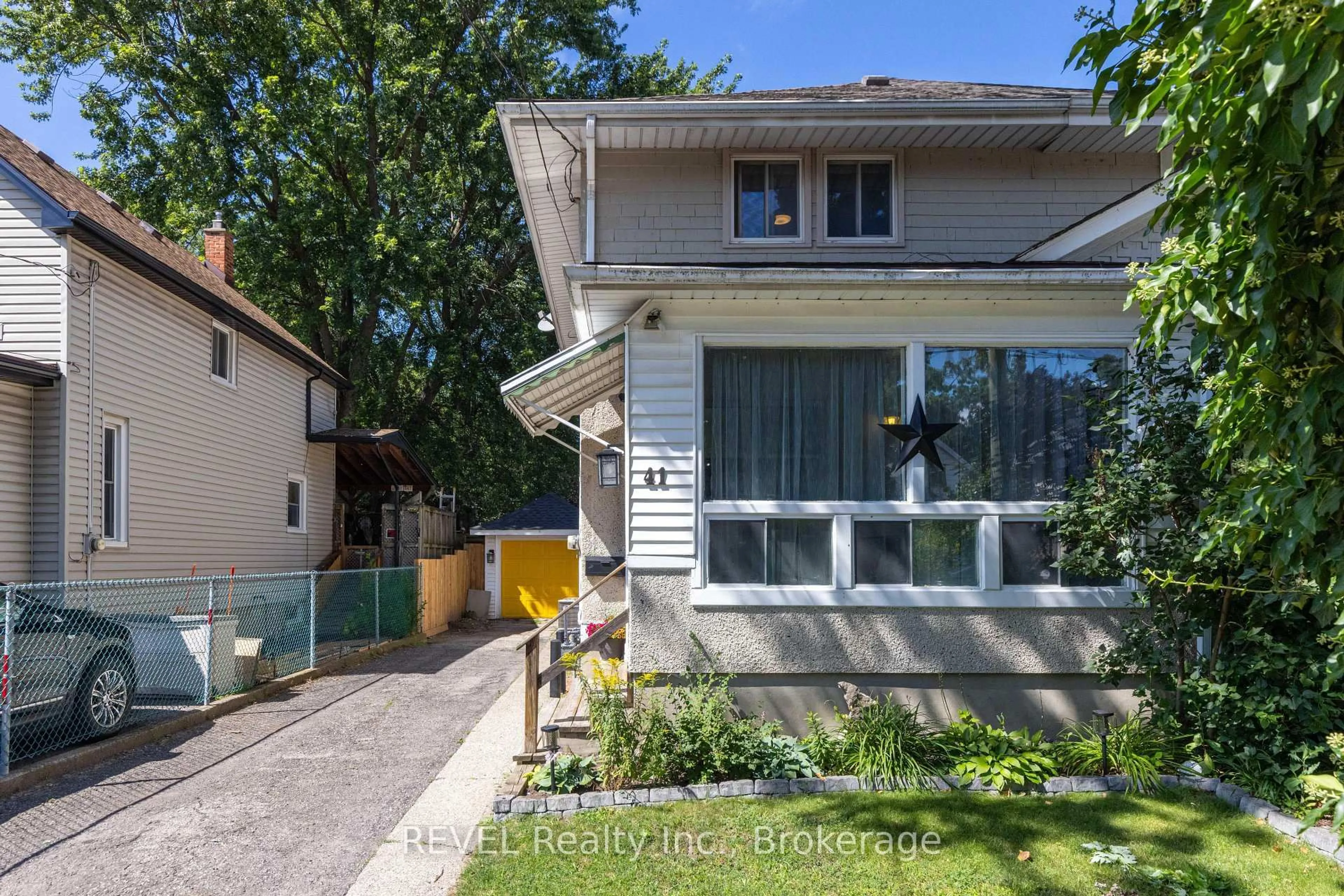 Home with vinyl exterior material, street for 41 Ottawa St, St. Catharines Ontario L2R 1Z2