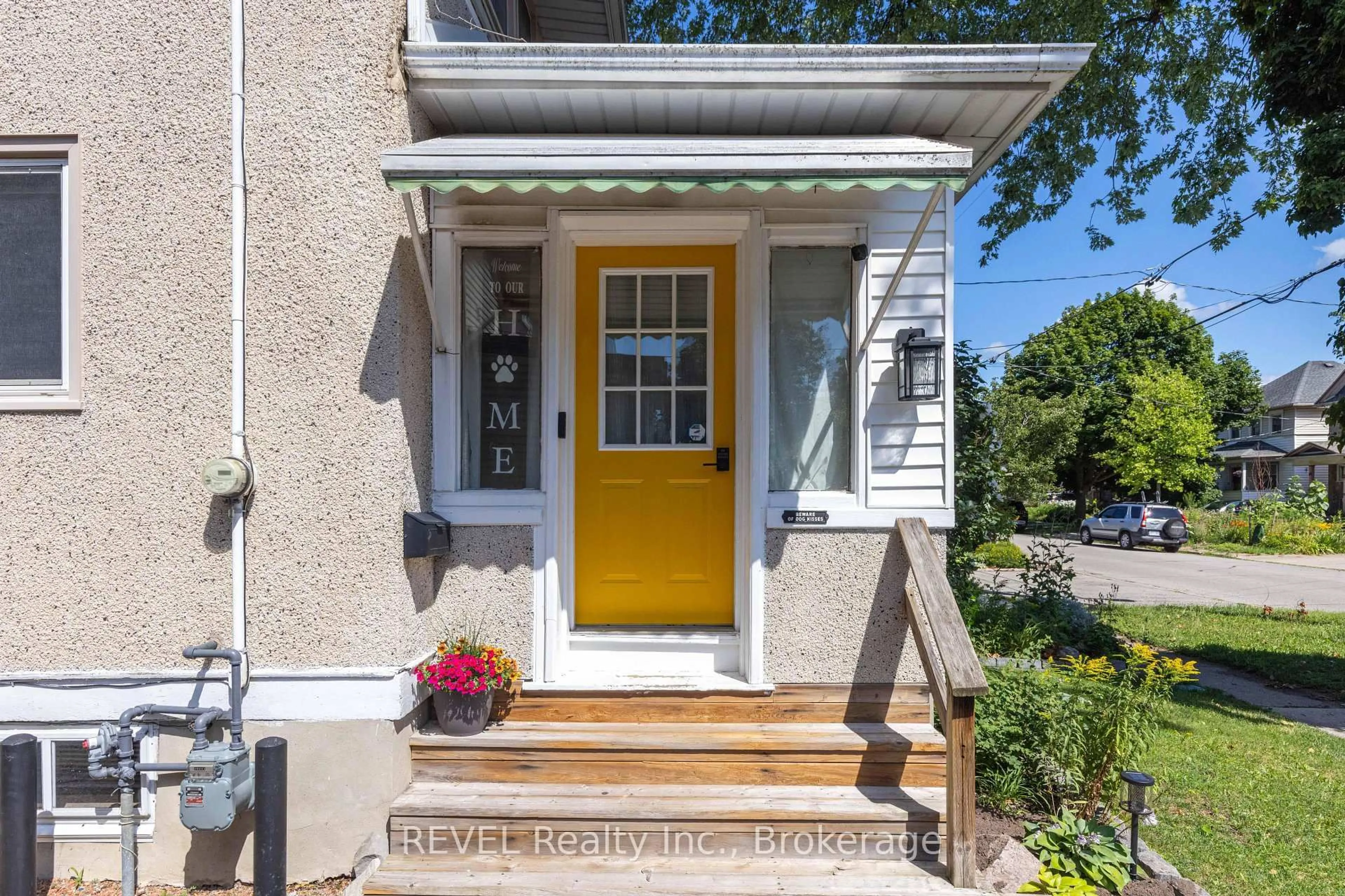 Indoor entryway for 41 Ottawa St, St. Catharines Ontario L2R 1Z2