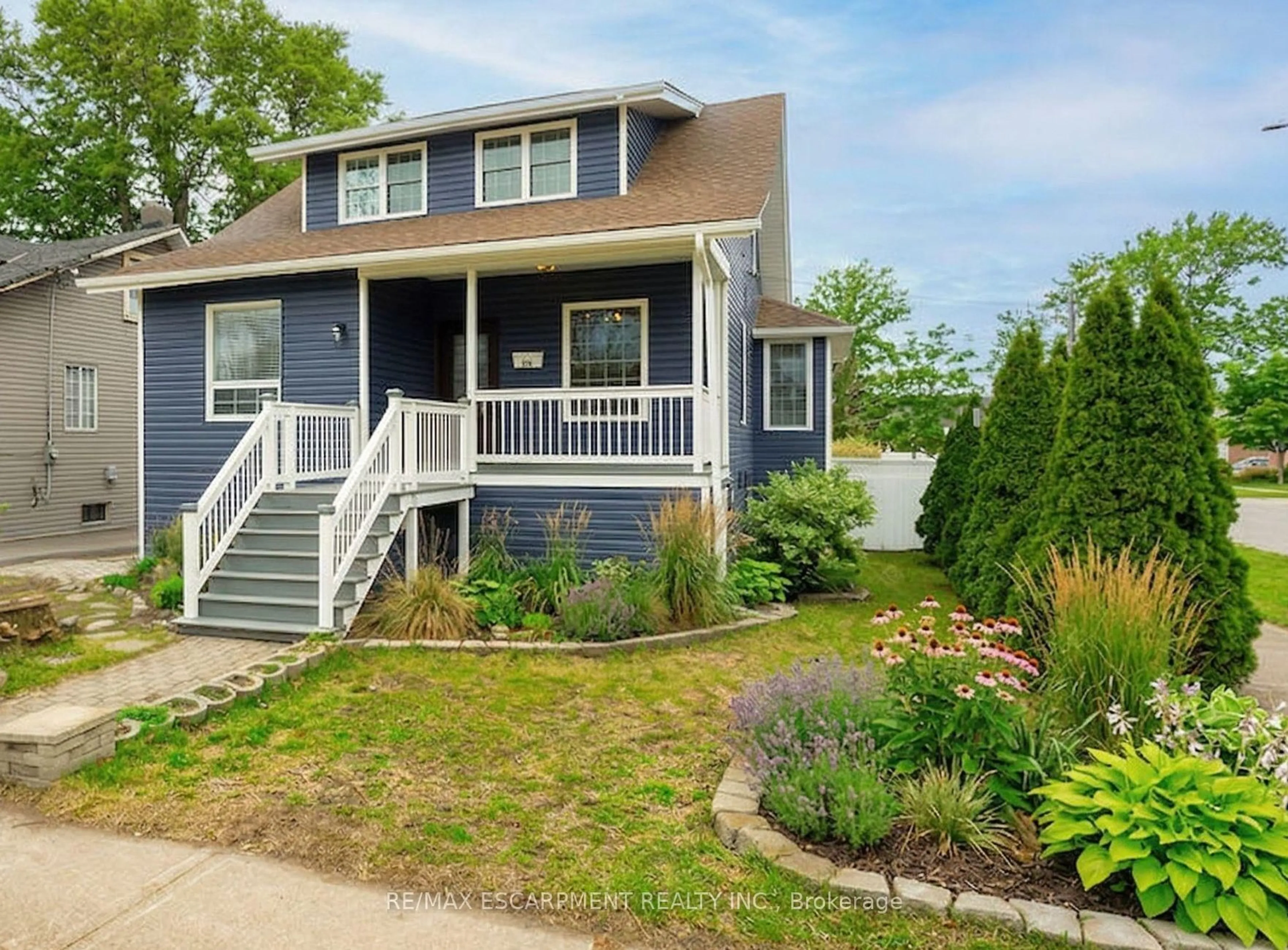 Home with vinyl exterior material, street for 270 Beach Blvd, Hamilton Ontario L8H 6W1