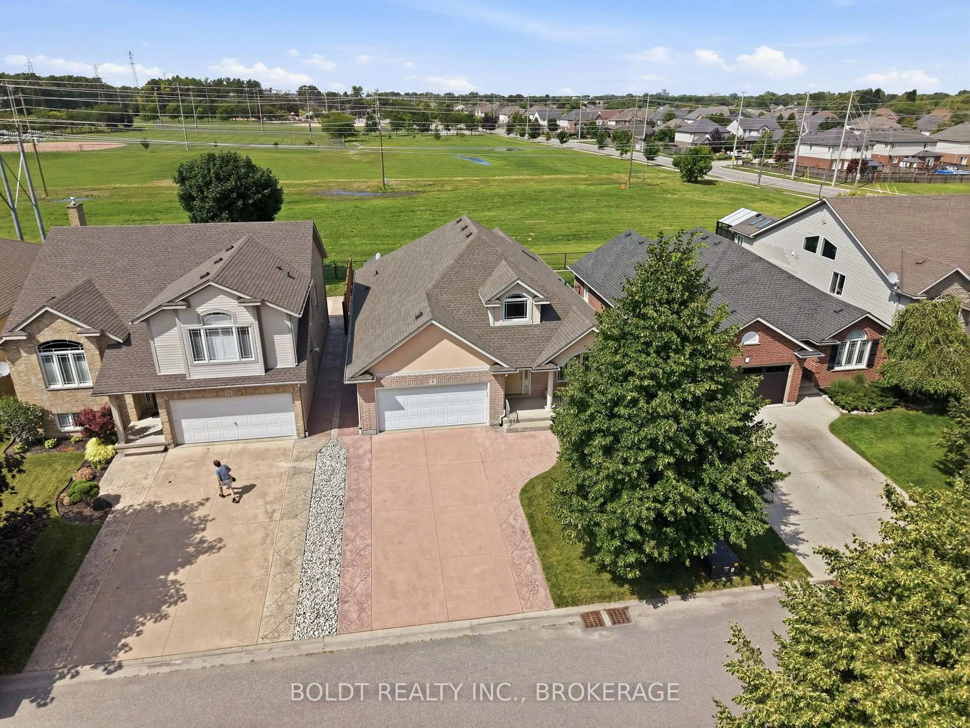 A pic from outside/outdoor area/front of a property/back of a property/a pic from drone, unknown for 9 Nicholas Dr, St. Catharines Ontario L2S 4C2
