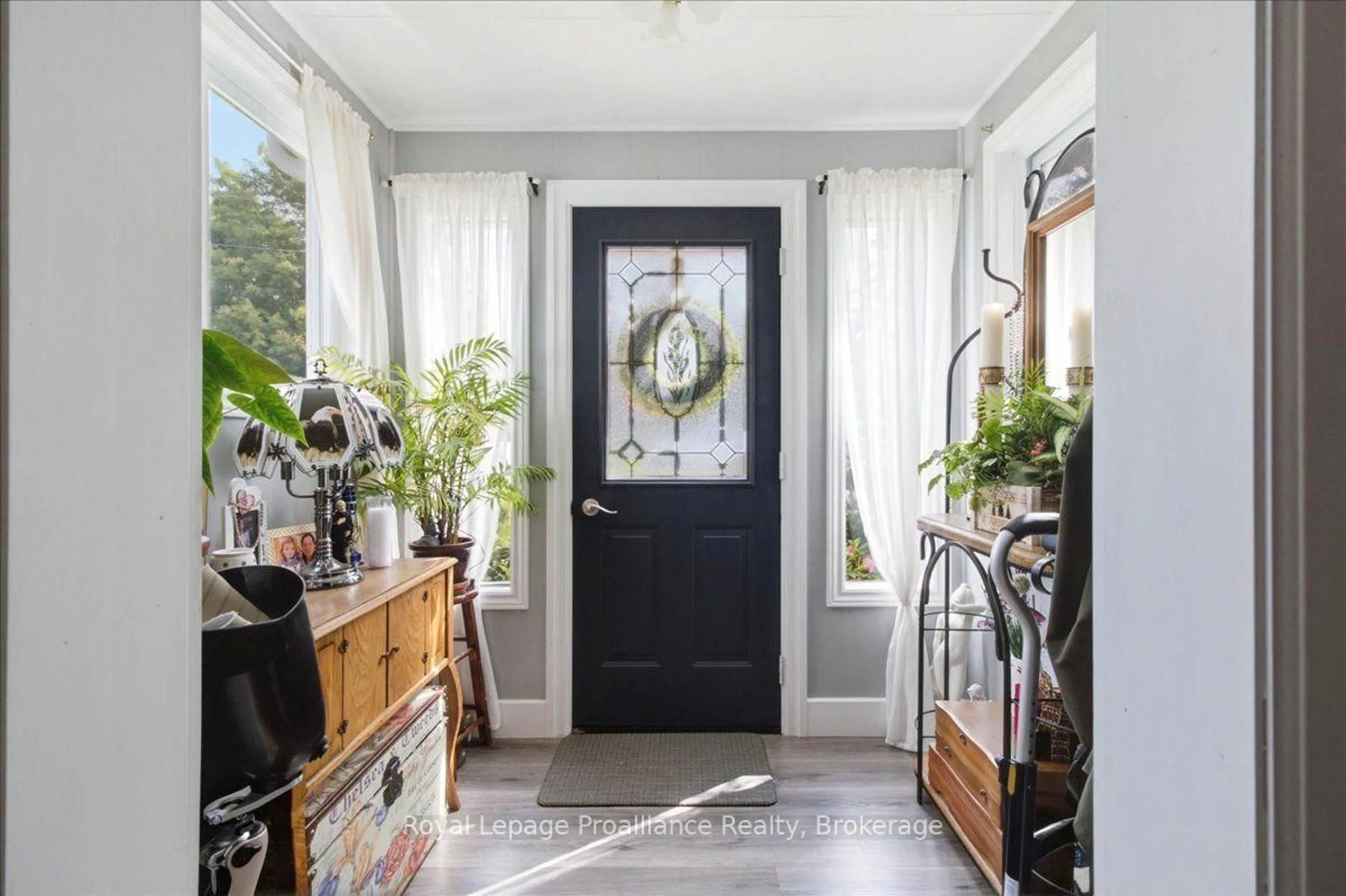 Indoor entryway for 21 North Hastings Ave, Limoges Ontario K0K 2M0