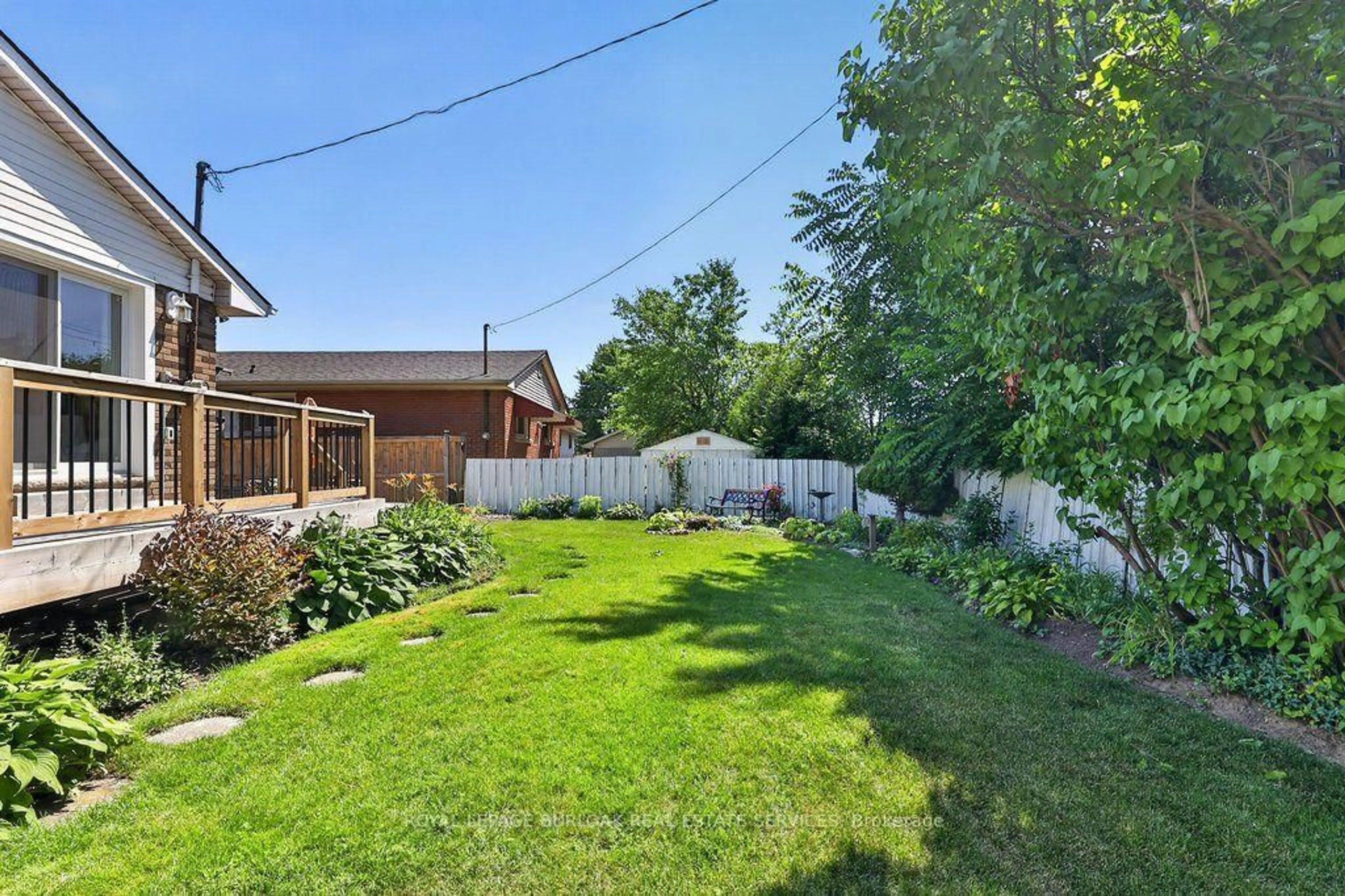 Patio, street for 20 Cardinal Dr, Hamilton Ontario L9A 4H4