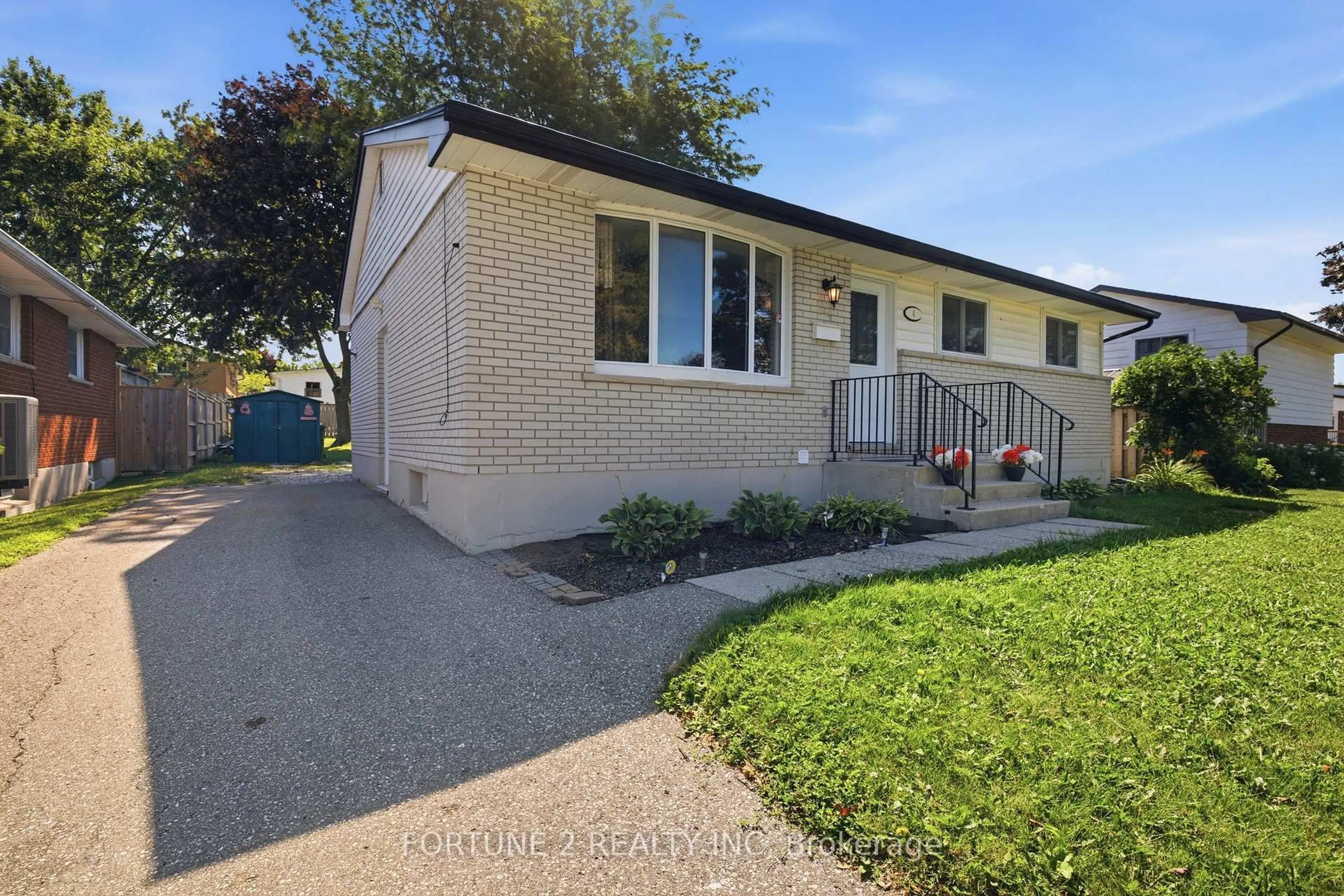 A pic from outside/outdoor area/front of a property/back of a property/a pic from drone, street for 4 PARISH St, St. Thomas Ontario N5R 4W8