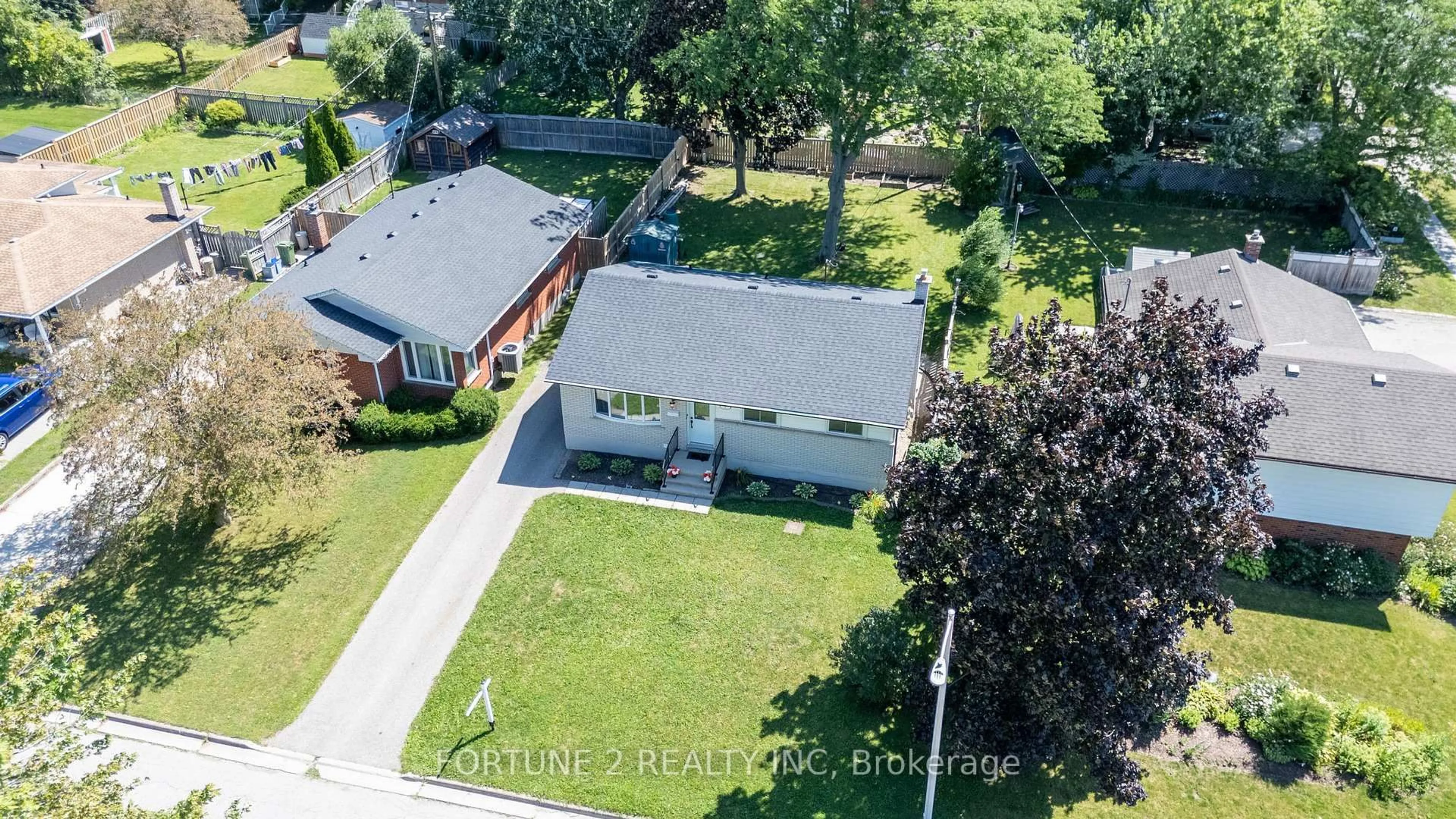 A pic from outside/outdoor area/front of a property/back of a property/a pic from drone, street for 4 PARISH St, St. Thomas Ontario N5R 4W8