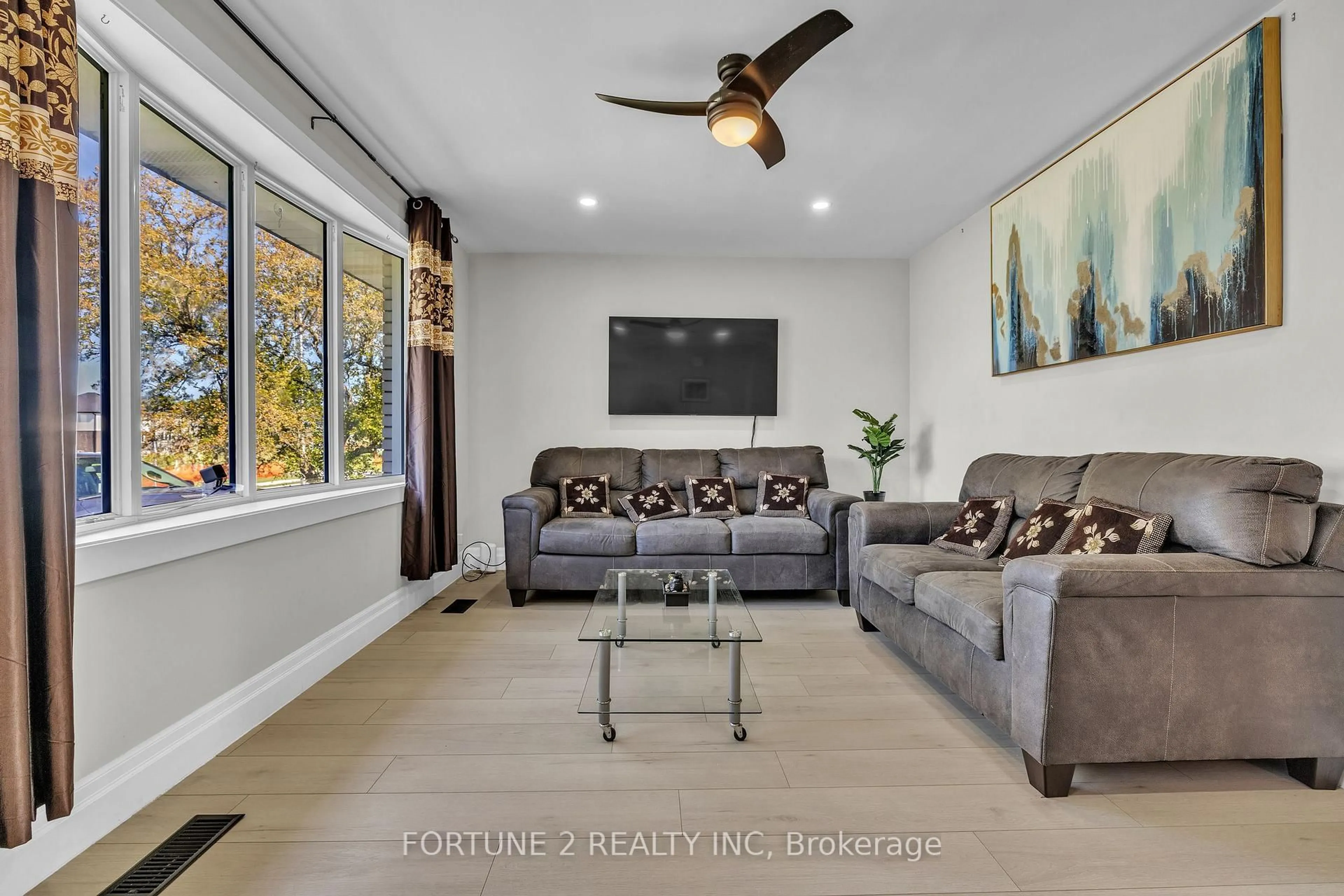 Living room with furniture, unknown for 4 PARISH St, St. Thomas Ontario N5R 4W8
