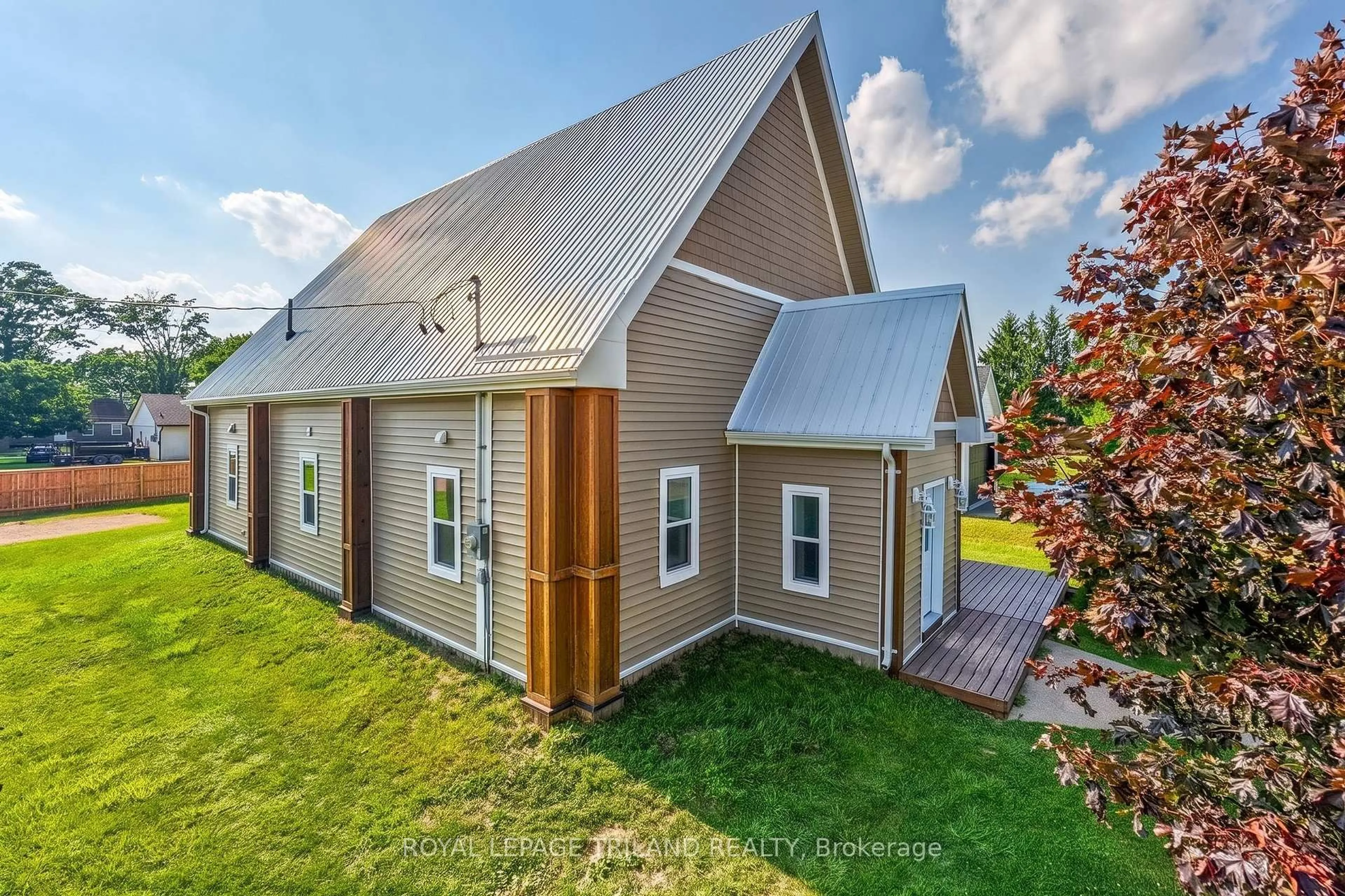 Home with vinyl exterior material, building for 27775 Kerwood Rd, Adelaide Metcalfe Ontario N0M 2B0