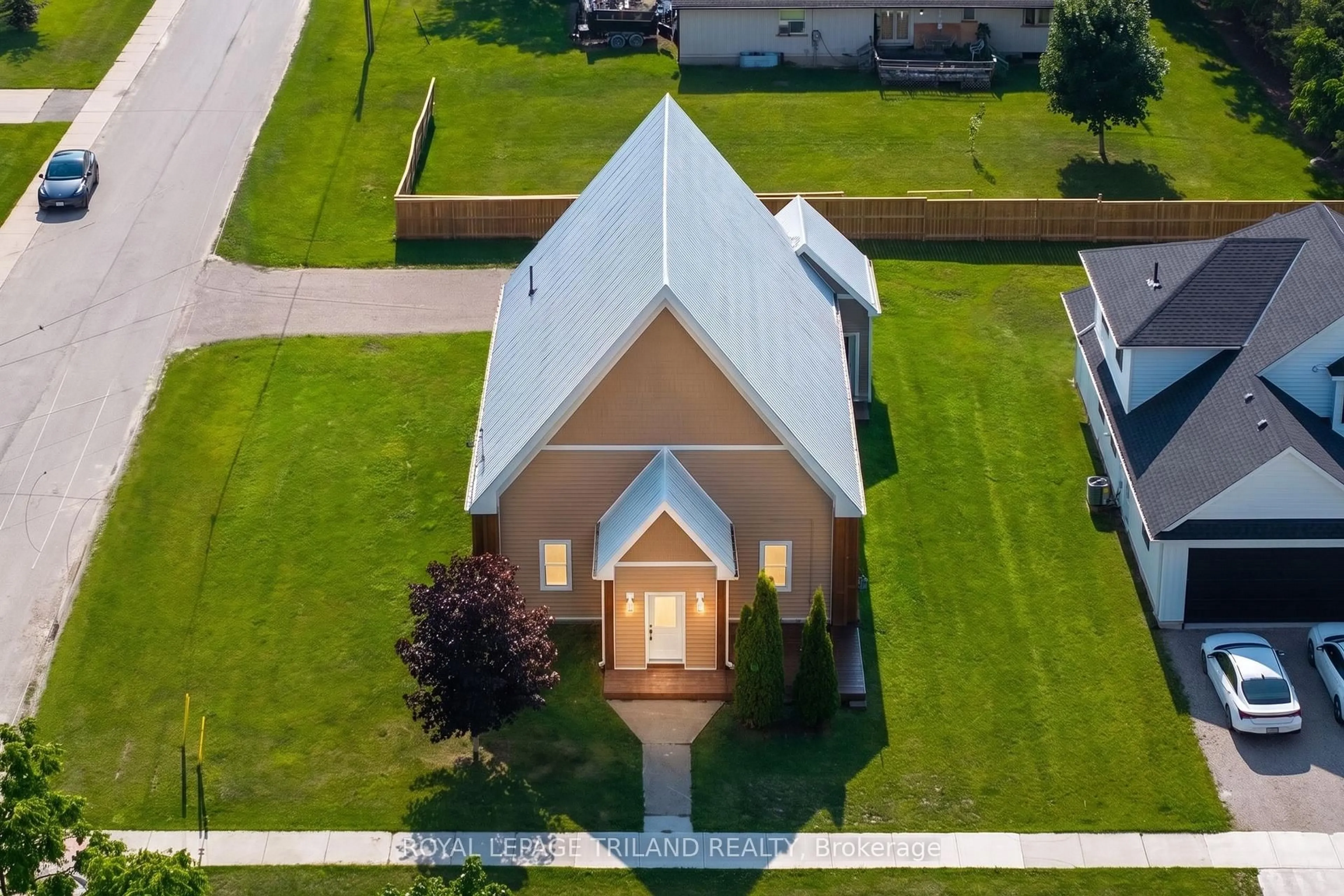 A pic from outside/outdoor area/front of a property/back of a property/a pic from drone, building for 27775 Kerwood Rd, Adelaide Metcalfe Ontario N0M 2B0