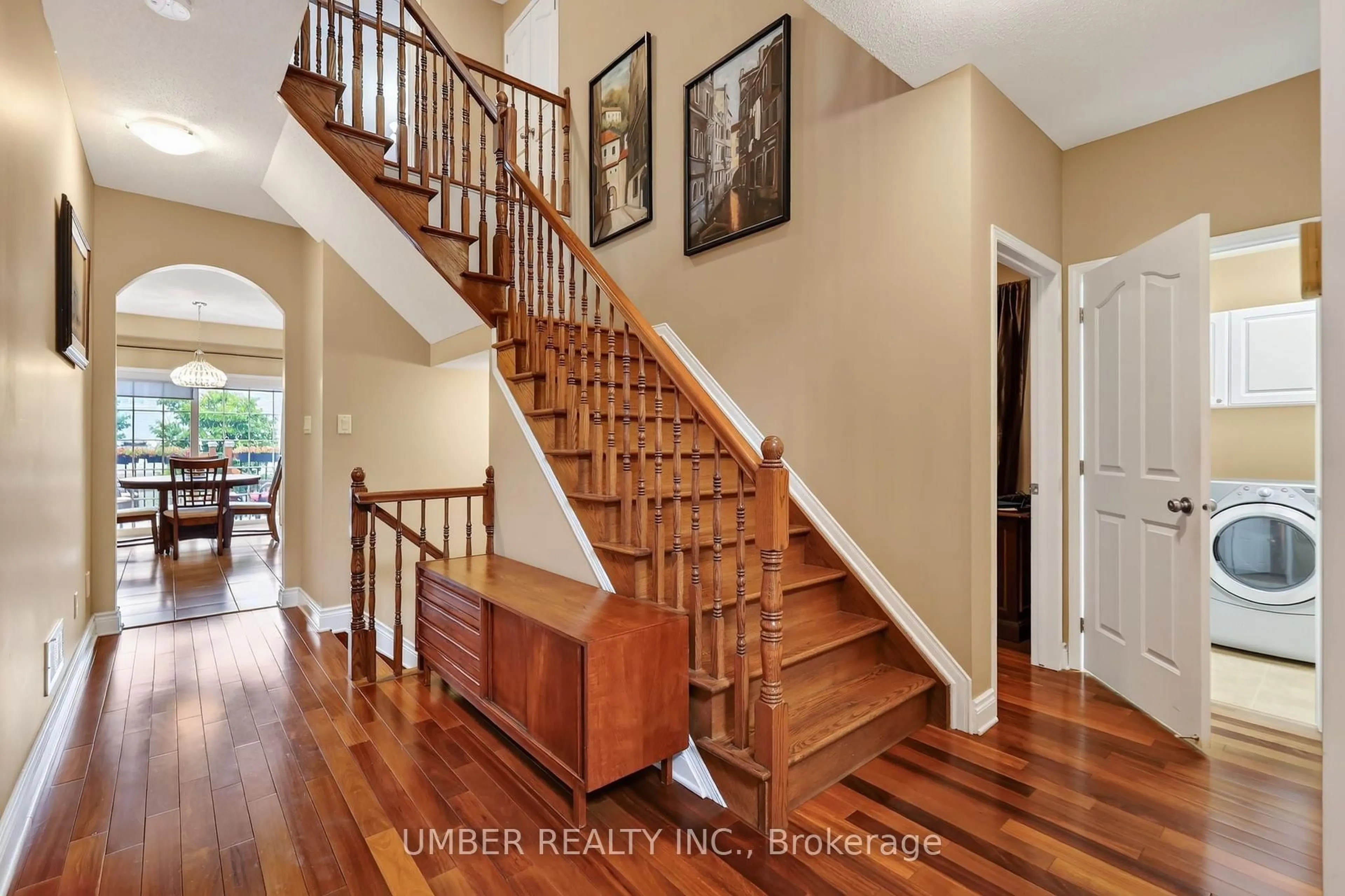 Indoor entryway for 347 Shadehill Cres, Ottawa Ontario K2J 0L6
