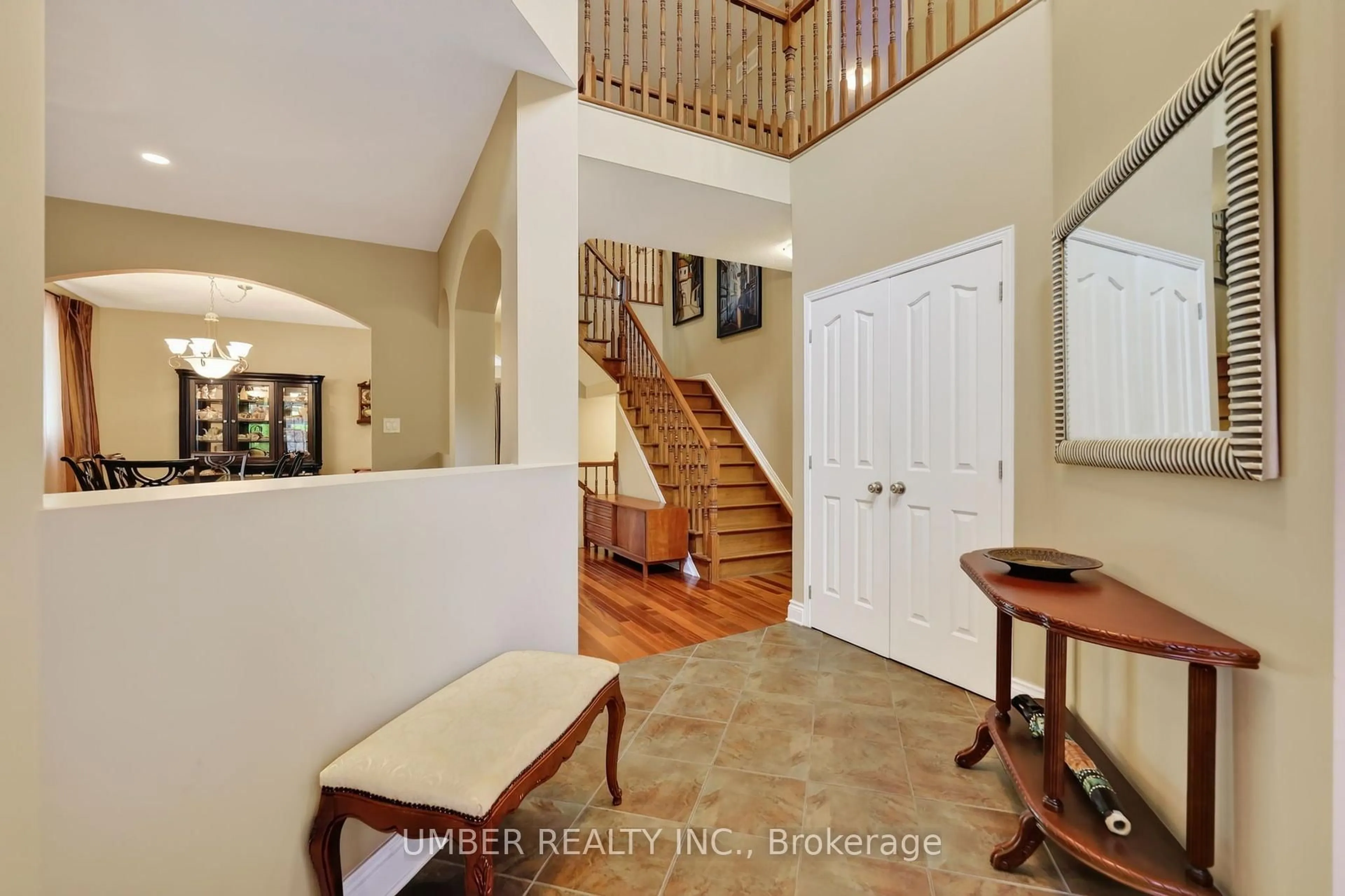 Indoor entryway for 347 Shadehill Cres, Ottawa Ontario K2J 0L6