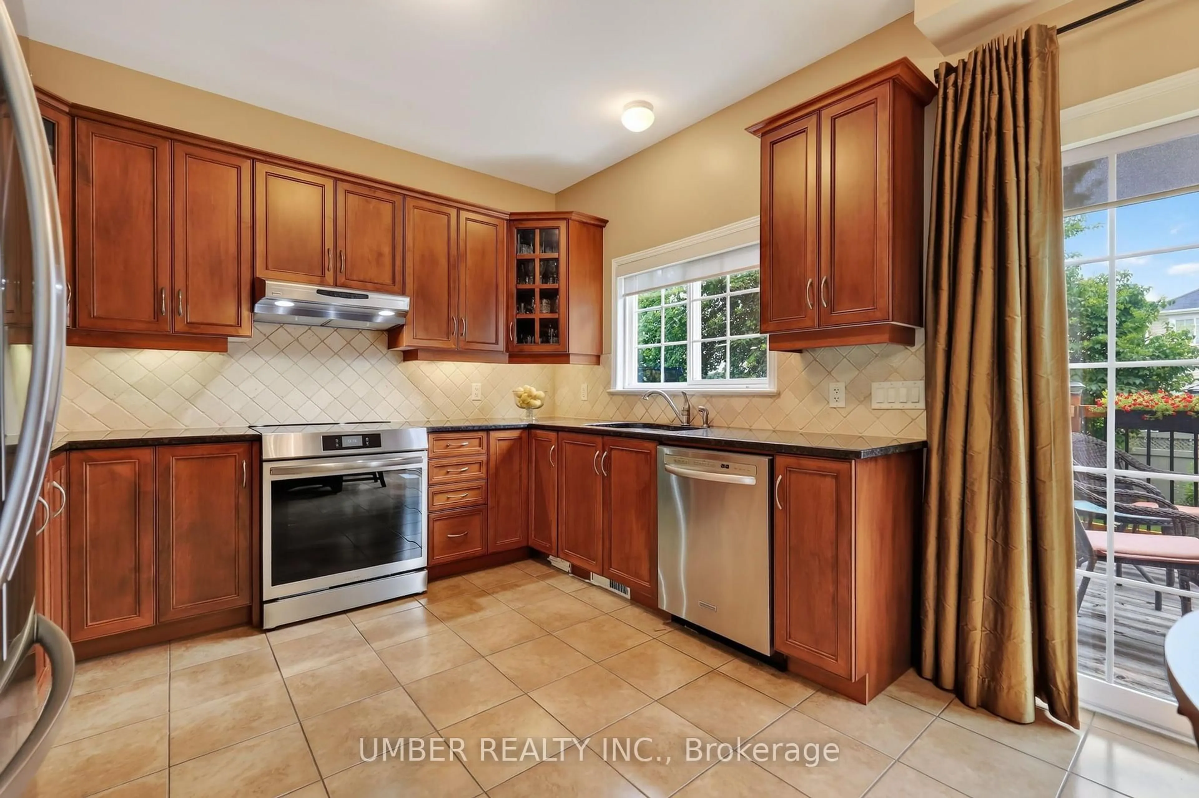 Standard kitchen, ceramic/tile floor for 347 Shadehill Cres, Ottawa Ontario K2J 0L6