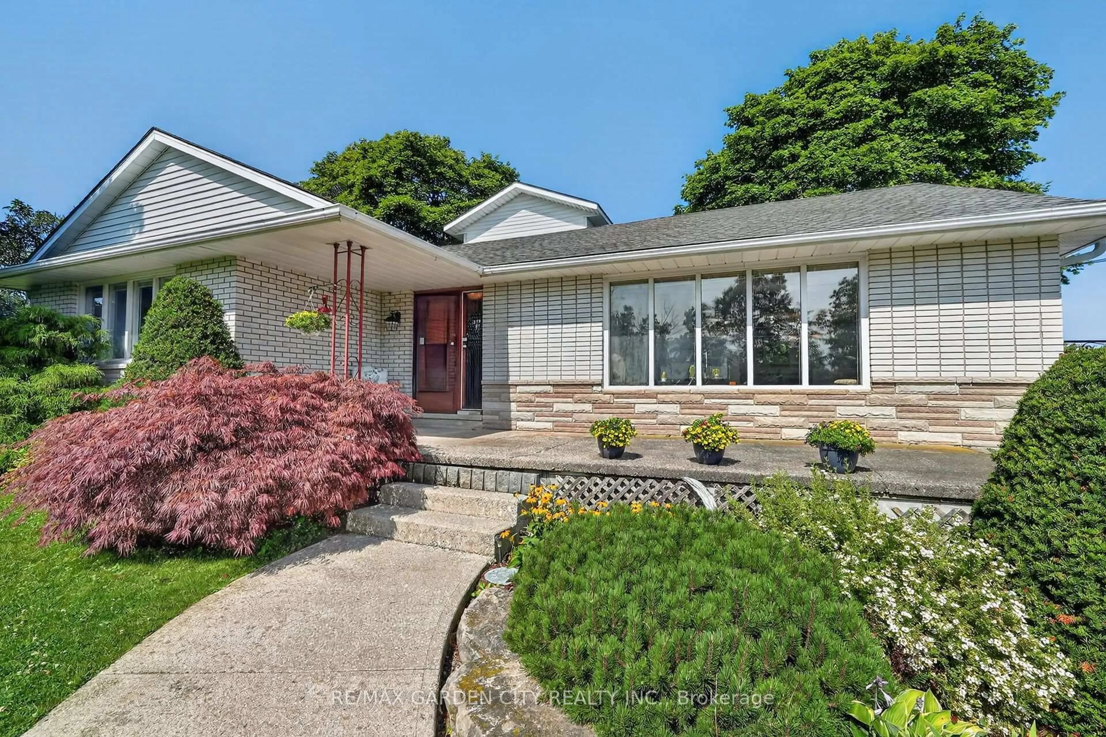 Home with vinyl exterior material, street for 134 Russ Rd, Grimsby Ontario L3M 4E7