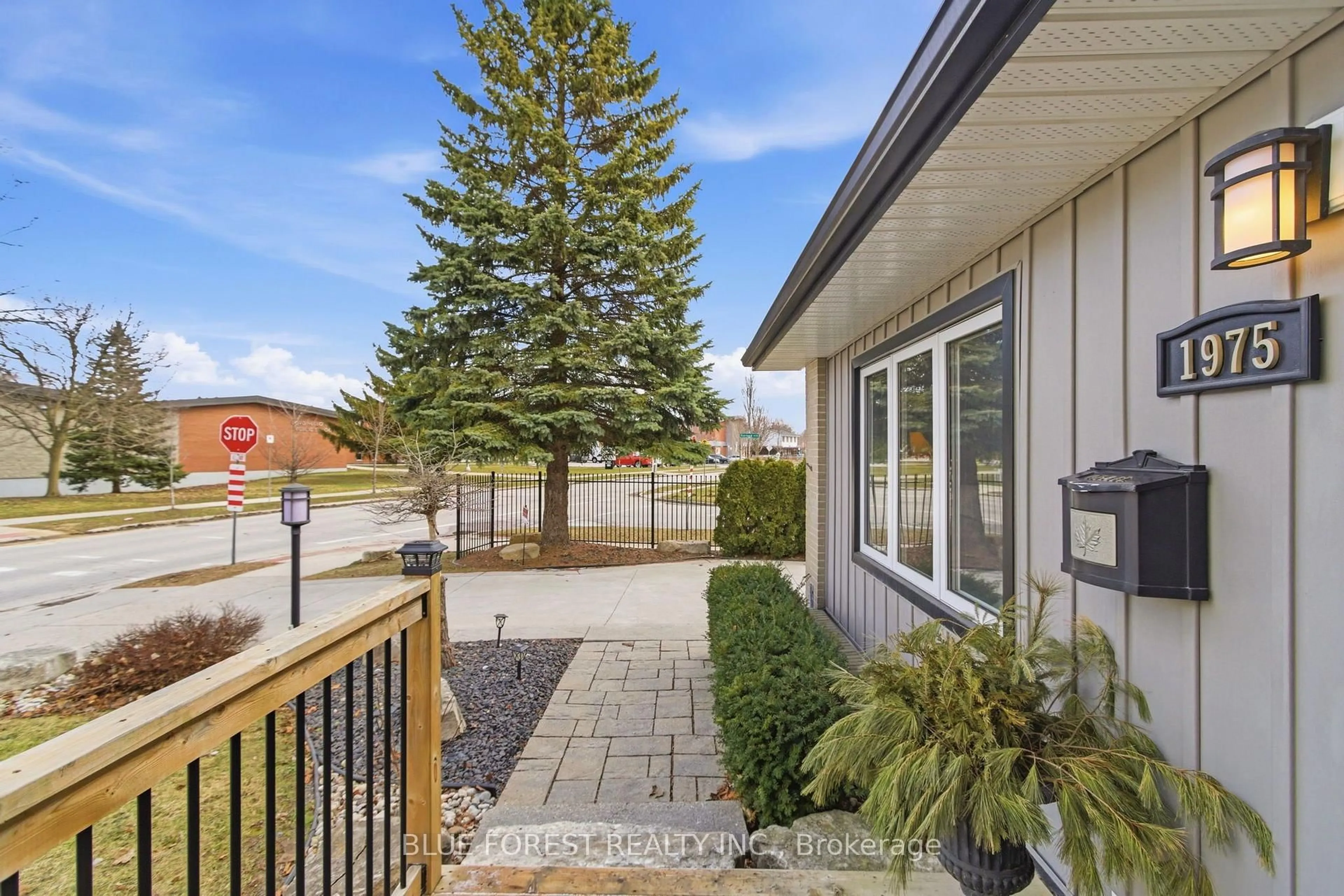 Patio, street for 1975 Royal Cres, London East Ontario N5V 1N6