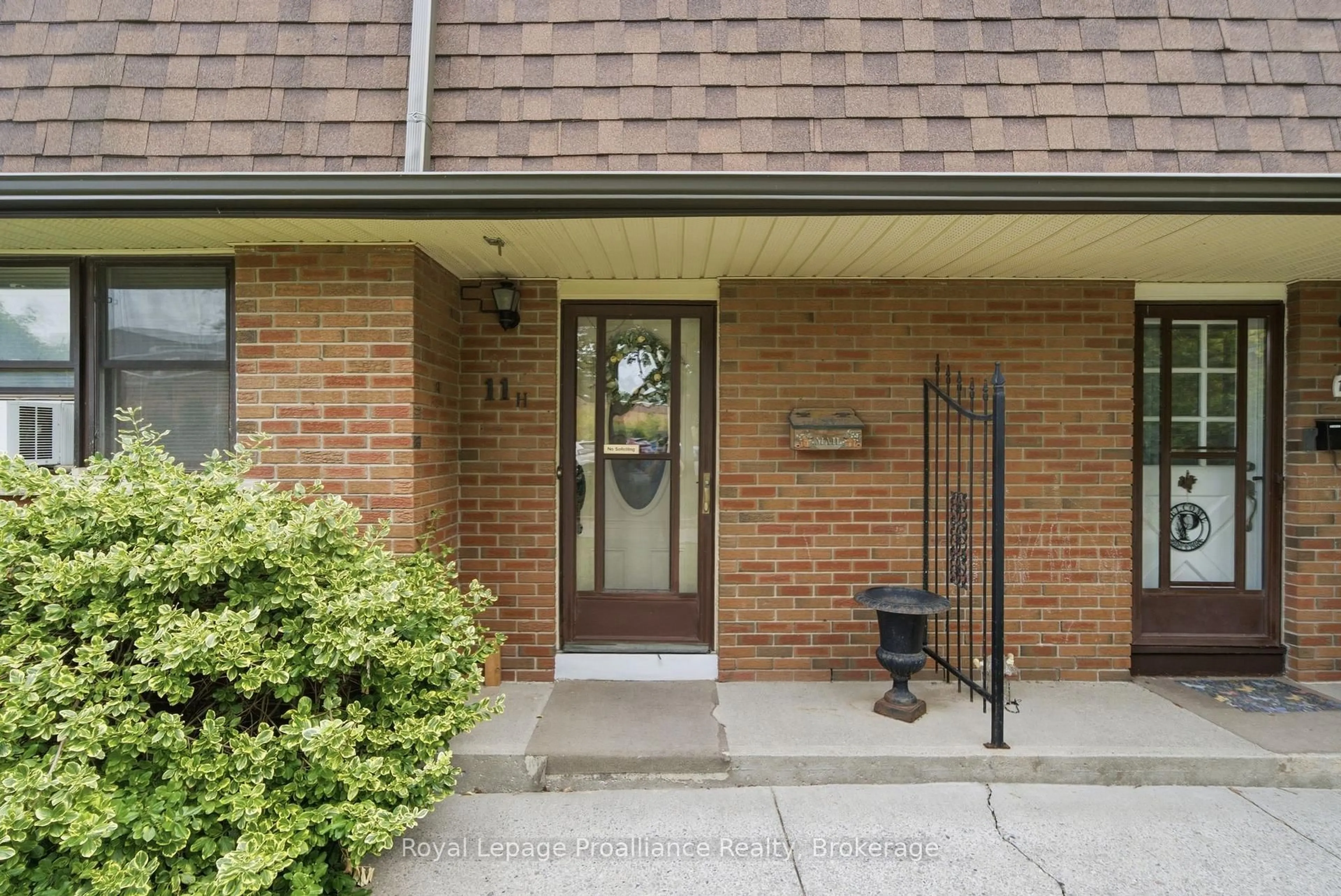 Indoor entryway for 11 Prince Of Wales Dr #H, Belleville Ontario K8P 2T5