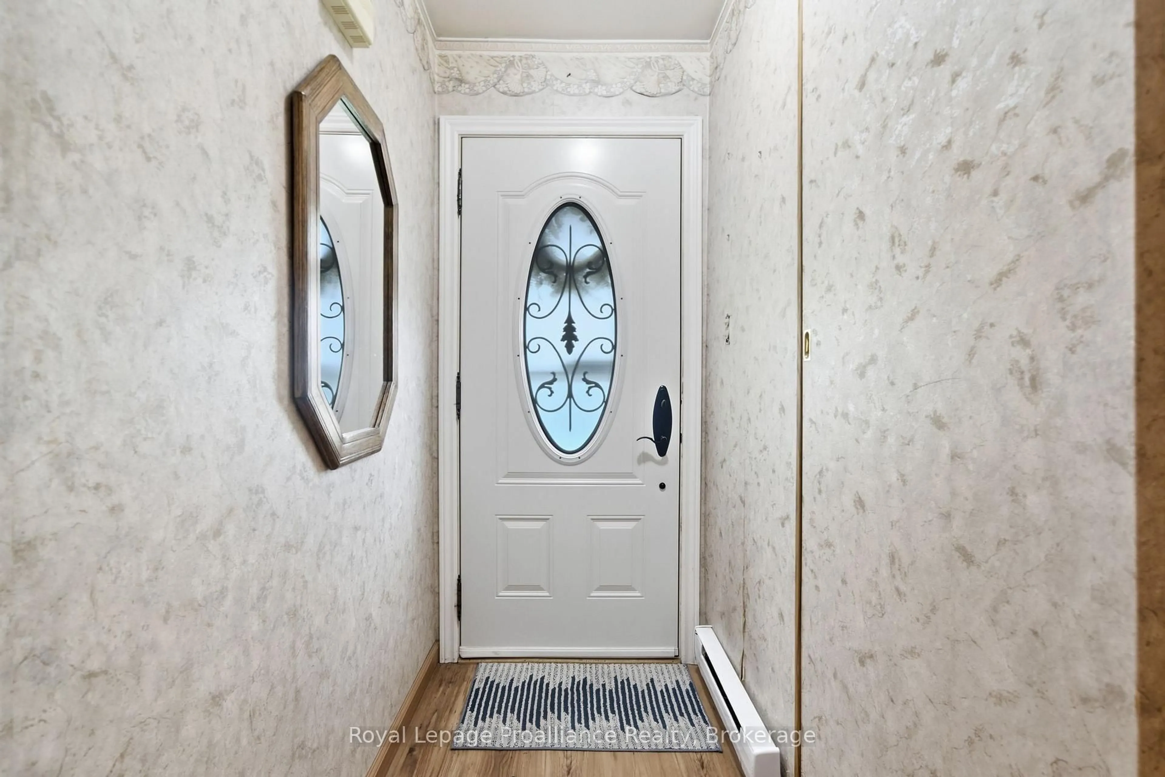 Indoor entryway for 11 Prince Of Wales Dr #H, Belleville Ontario K8P 2T5