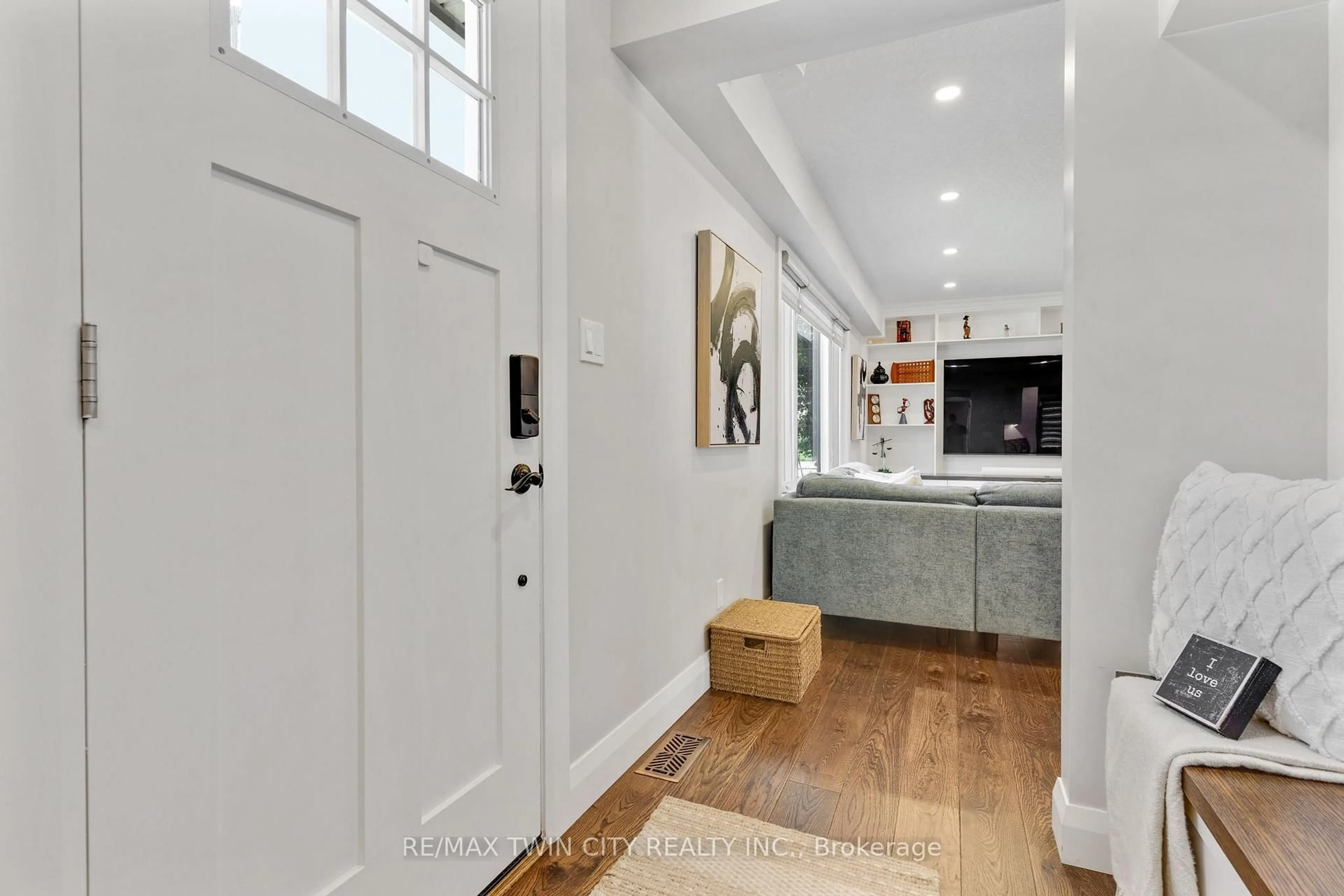 Indoor entryway for 795 Rockway Dr, Kitchener Ontario N2G 3B6