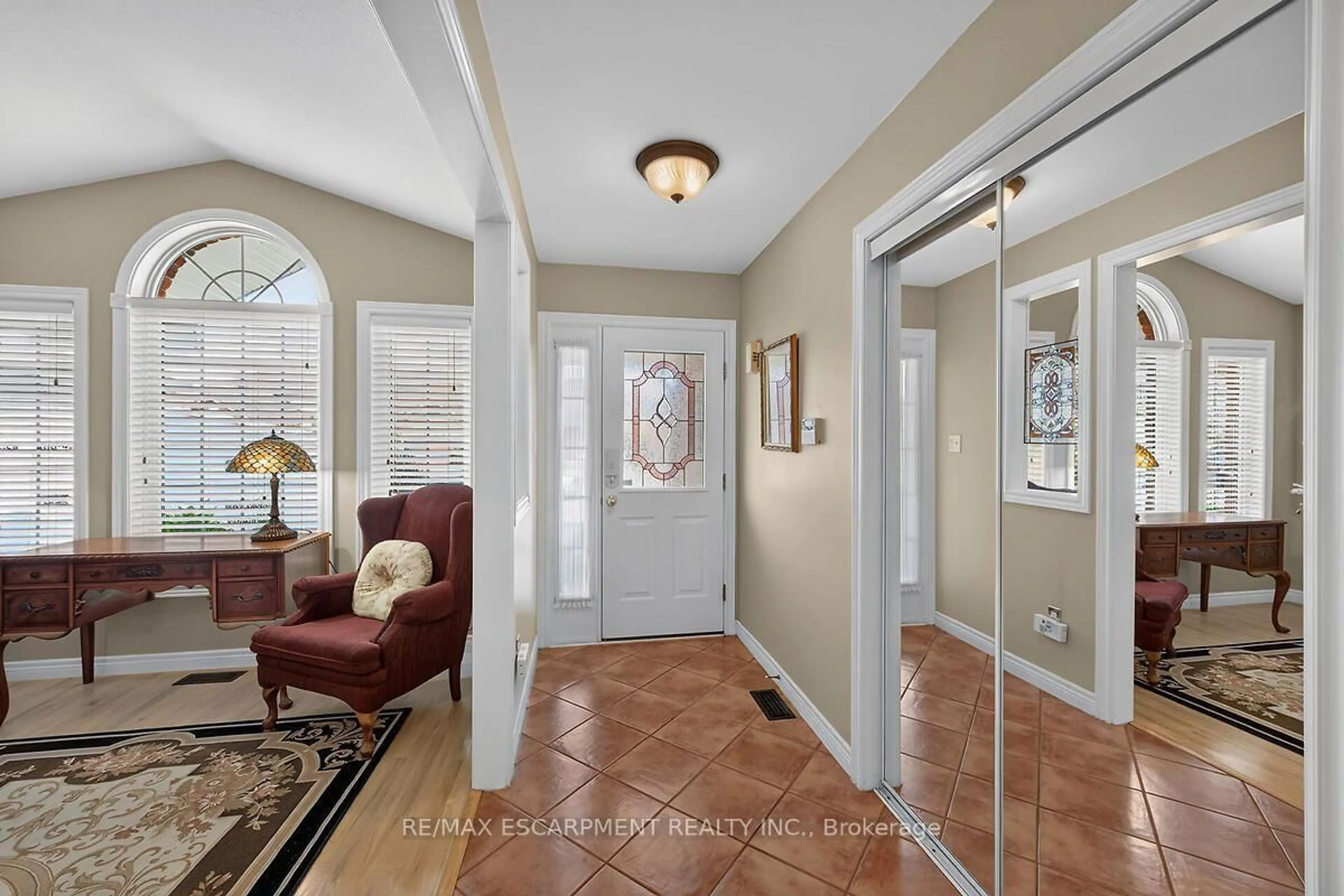 Indoor entryway for 25 Eric Burke Crt, Hamilton Ontario L9A 5J9
