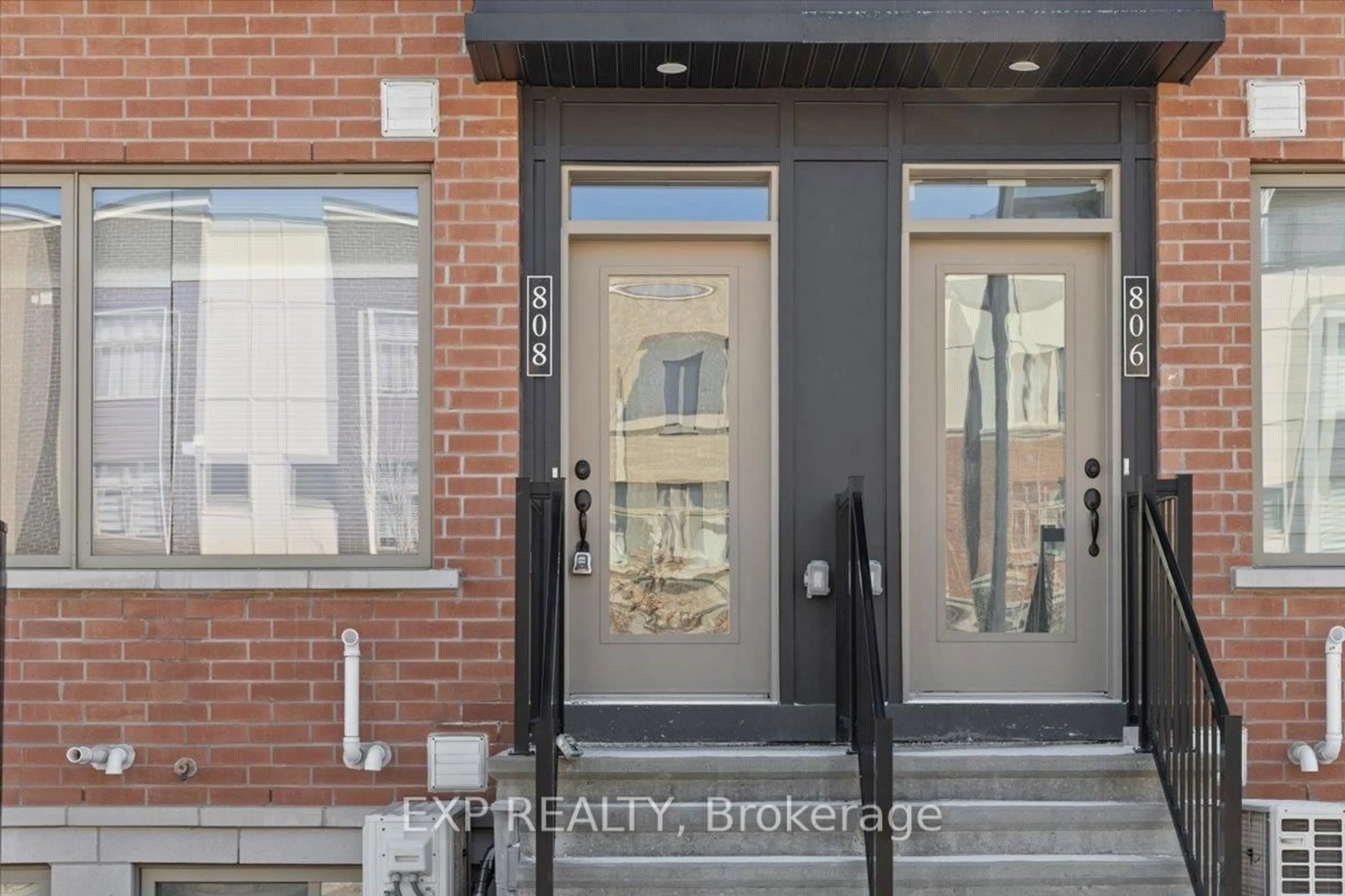 Indoor entryway for 808 Mikinak Rd, Ottawa Ontario K1K 5A5