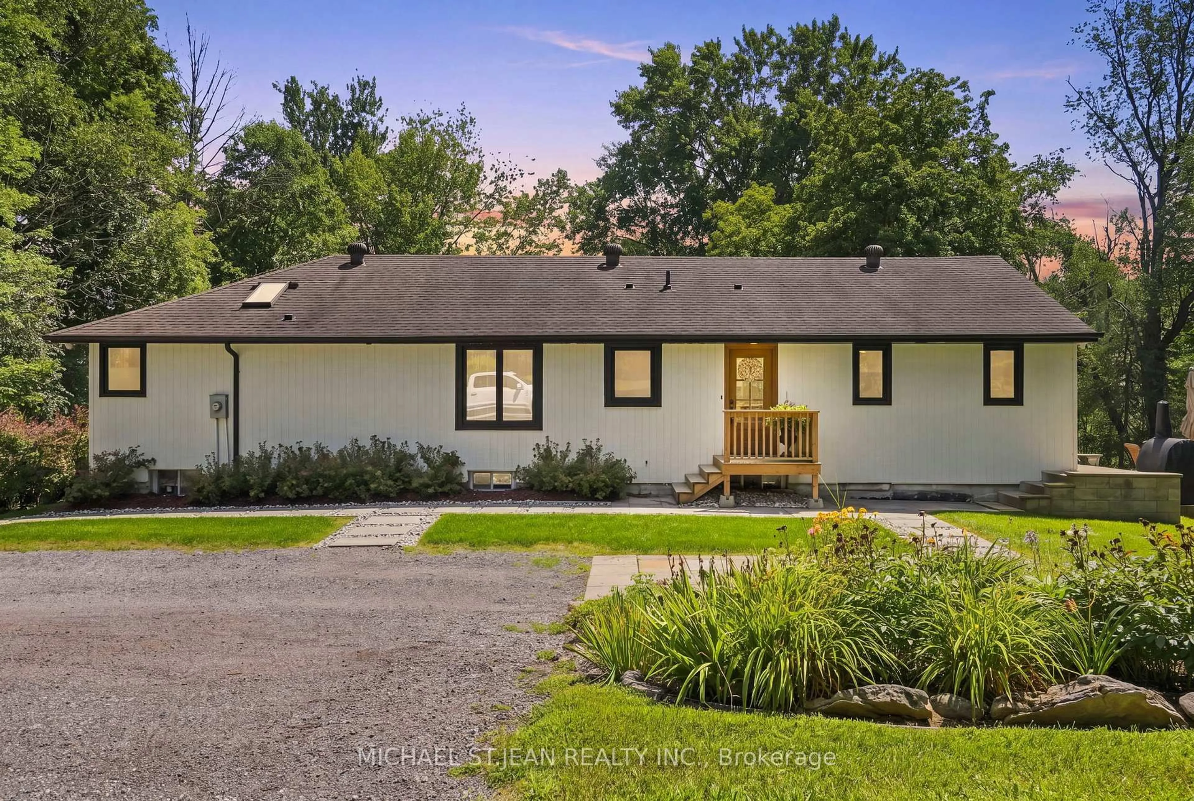 Home with vinyl exterior material, street for 1095 Governors Rd, Hamilton Ontario L9H 5E3