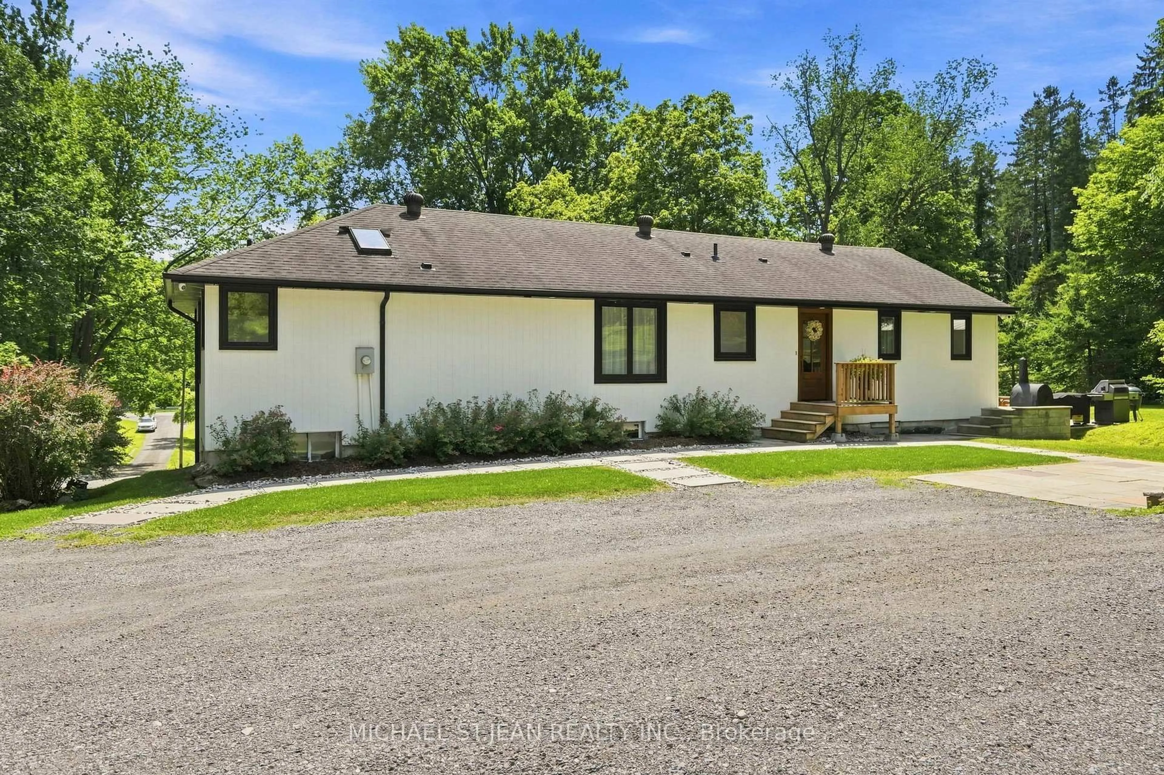 Unknown for 1095 Governors Rd, Hamilton Ontario L9H 5E3