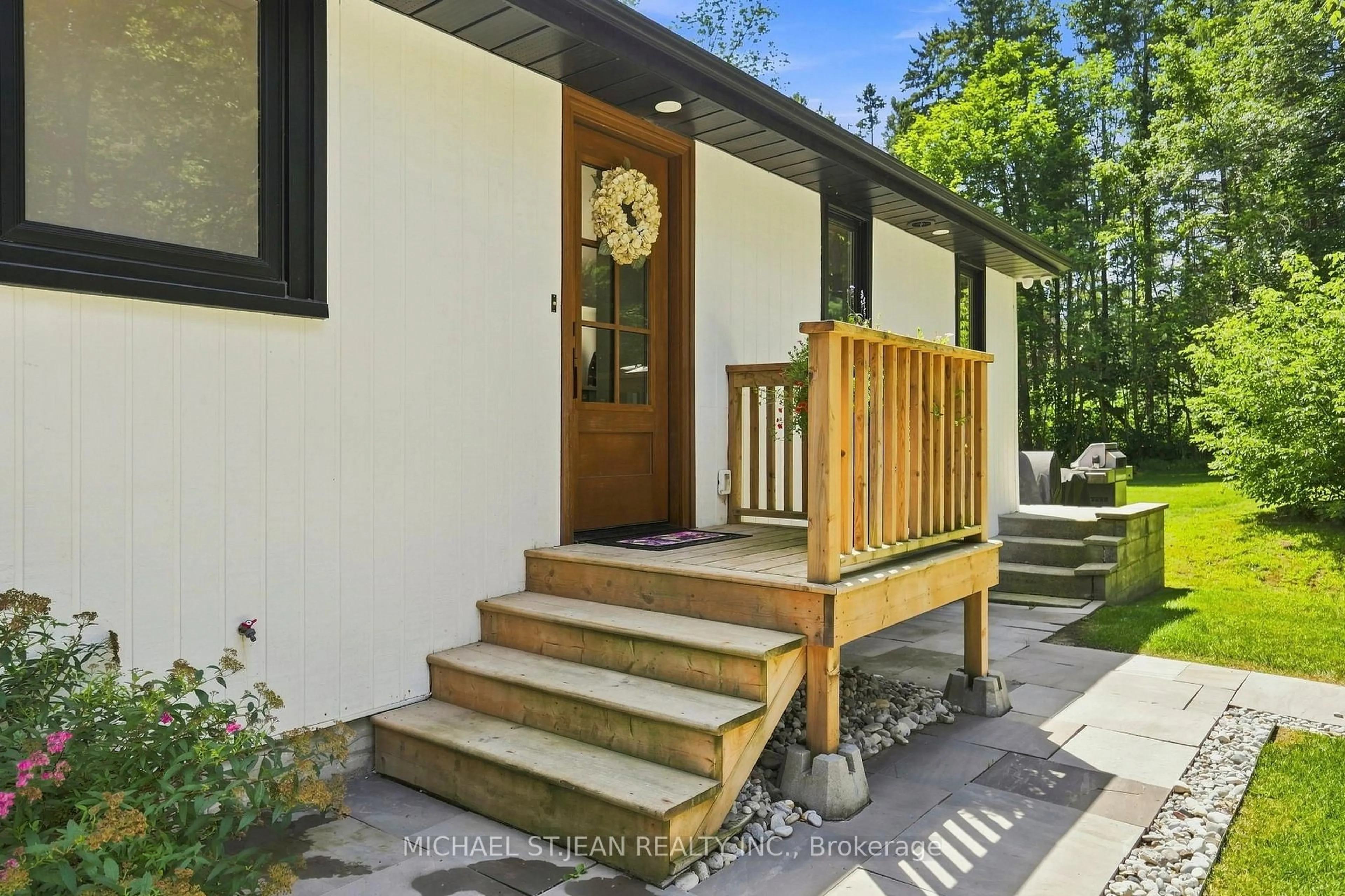 Unknown for 1095 Governors Rd, Hamilton Ontario L9H 5E3