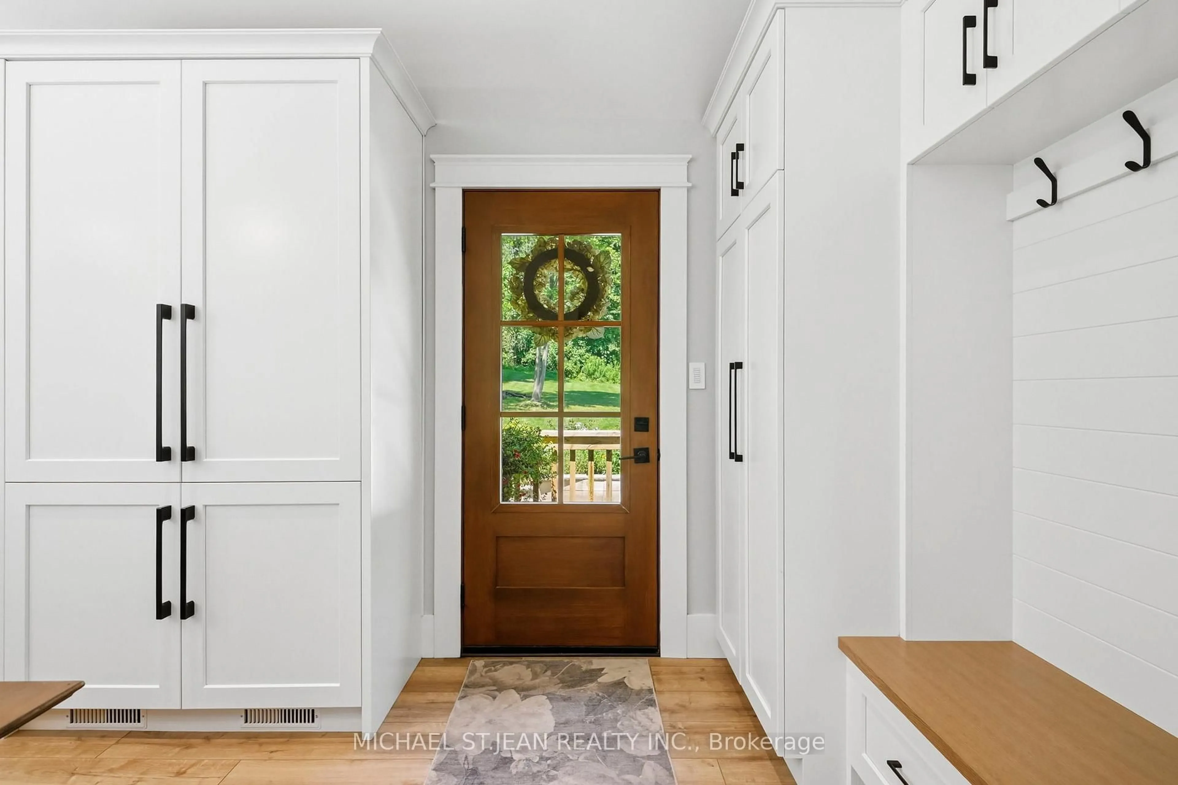 Indoor entryway for 1095 Governors Rd, Hamilton Ontario L9H 5E3