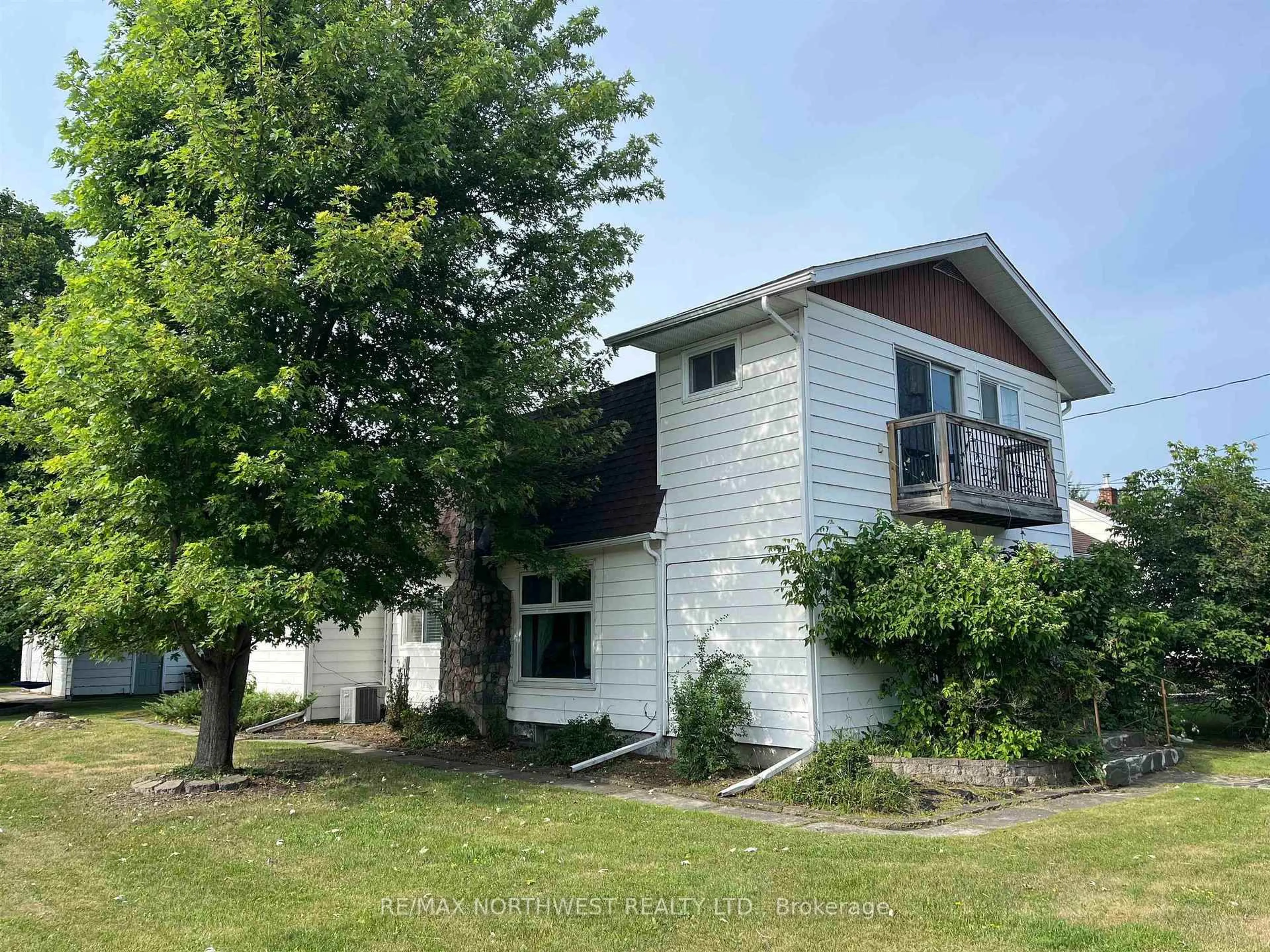 A pic from outside/outdoor area/front of a property/back of a property/a pic from drone, water/lake/river/ocean view for 633 Church St, Fort Frances Ontario P9A 1E7