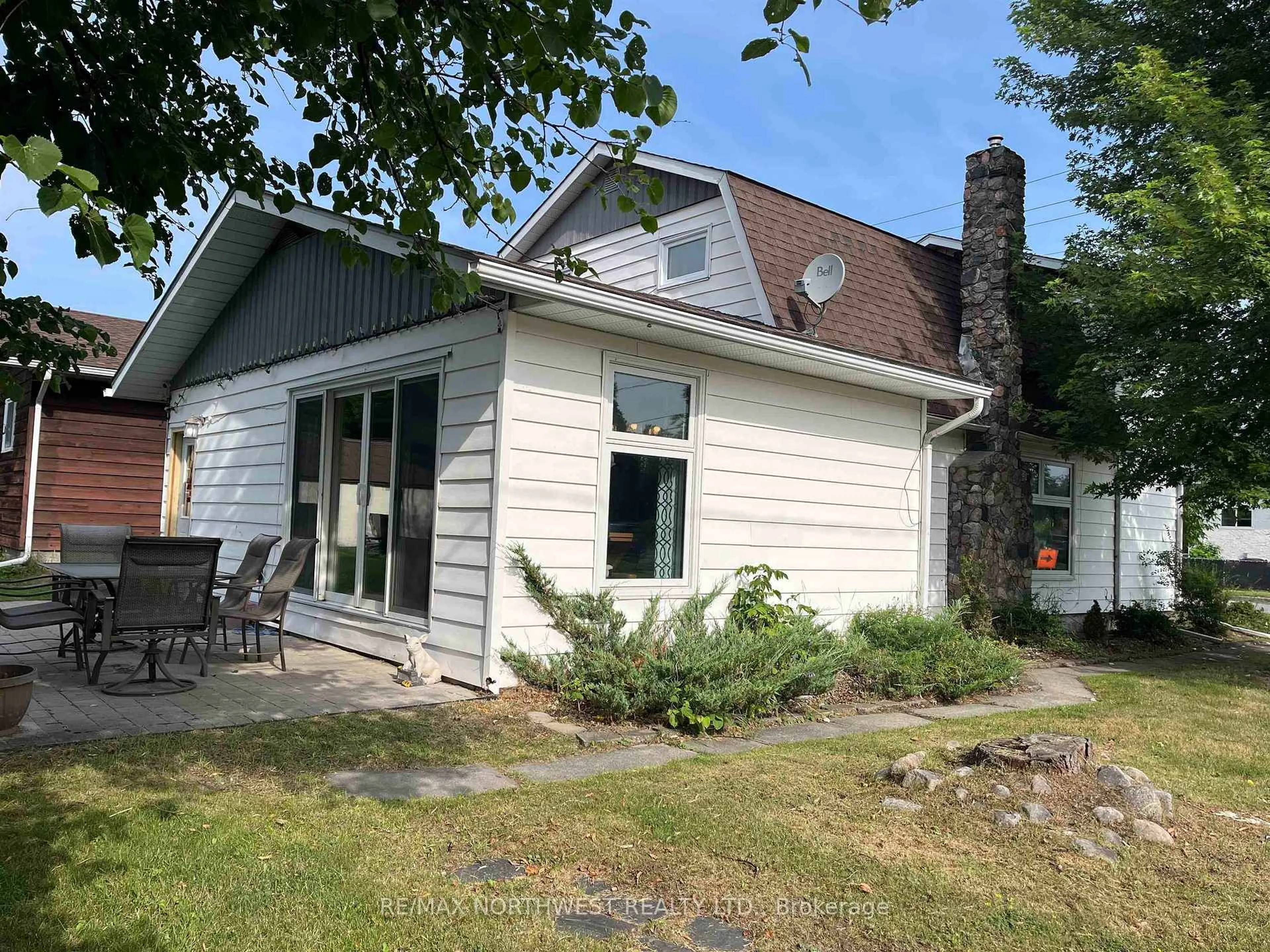 Home with vinyl exterior material, street for 633 Church St, Fort Frances Ontario P9A 1E7