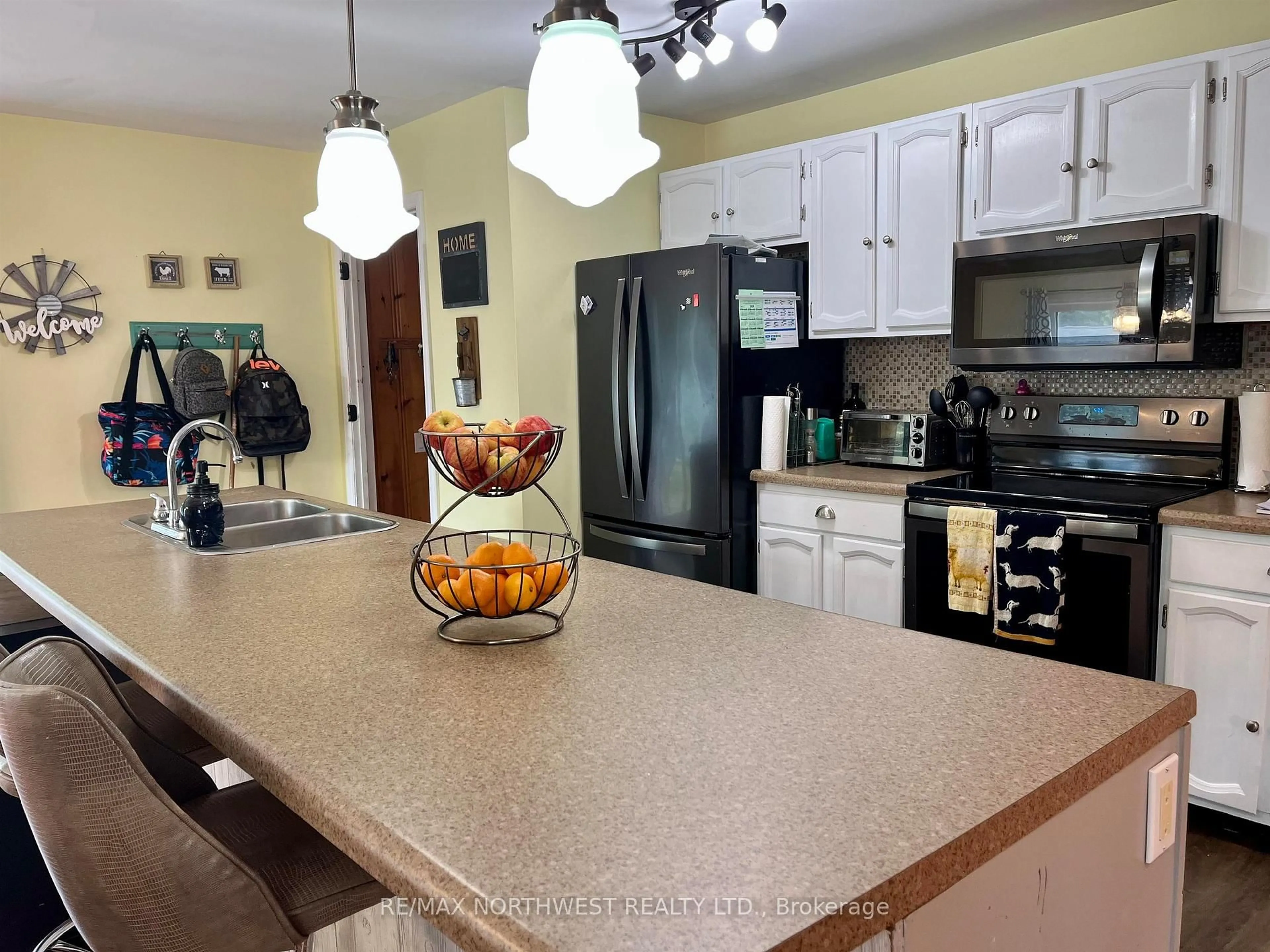 Open concept kitchen, ceramic/tile floor for 633 Church St, Fort Frances Ontario P9A 1E7