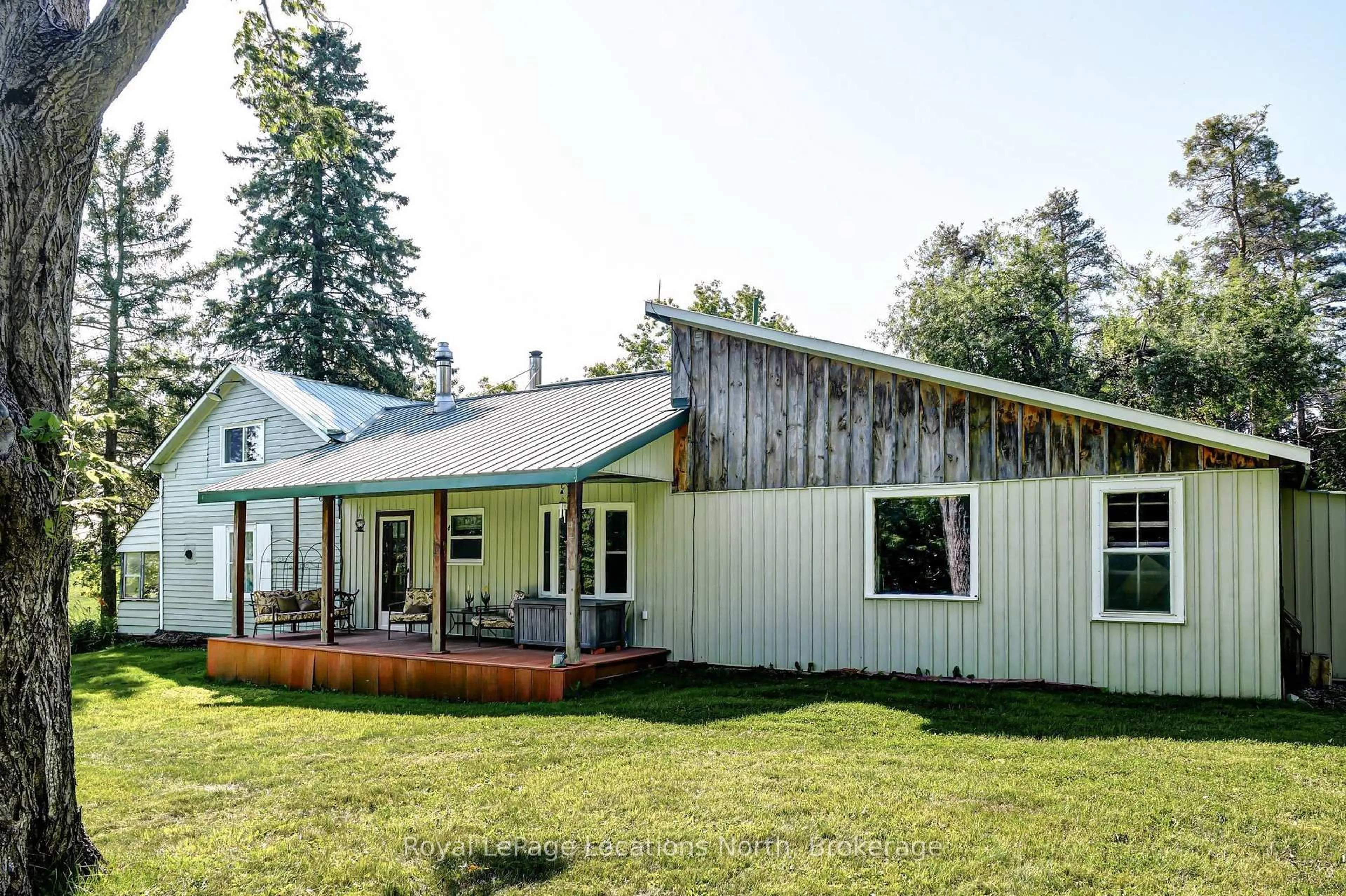 Home with vinyl exterior material, building for 826298 Mulmur Nottawasaga Townline Line, Mulmur Ontario L9V 0Y4