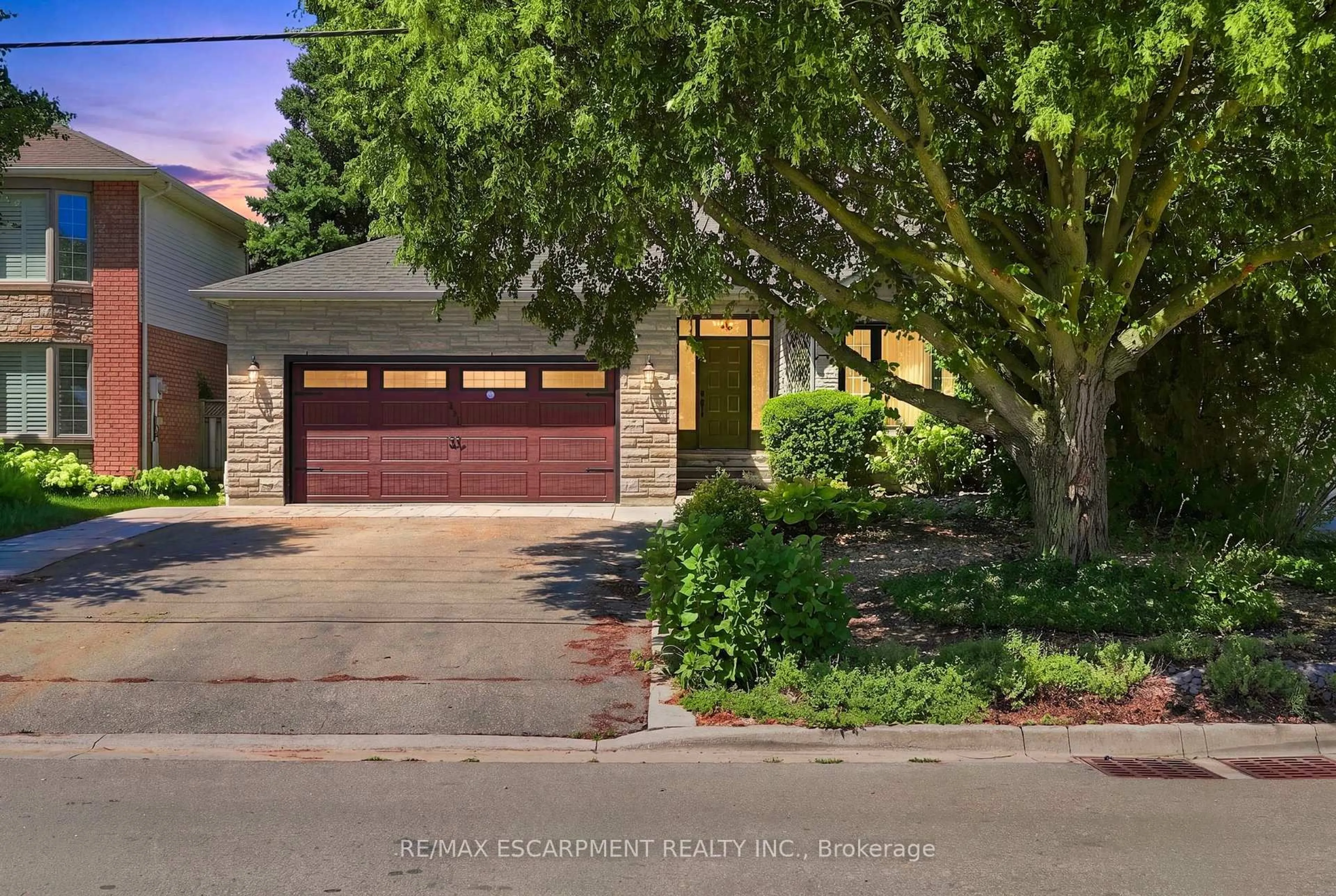 Home with brick exterior material, street for 121 First Rd, Hamilton Ontario L8J 2S6