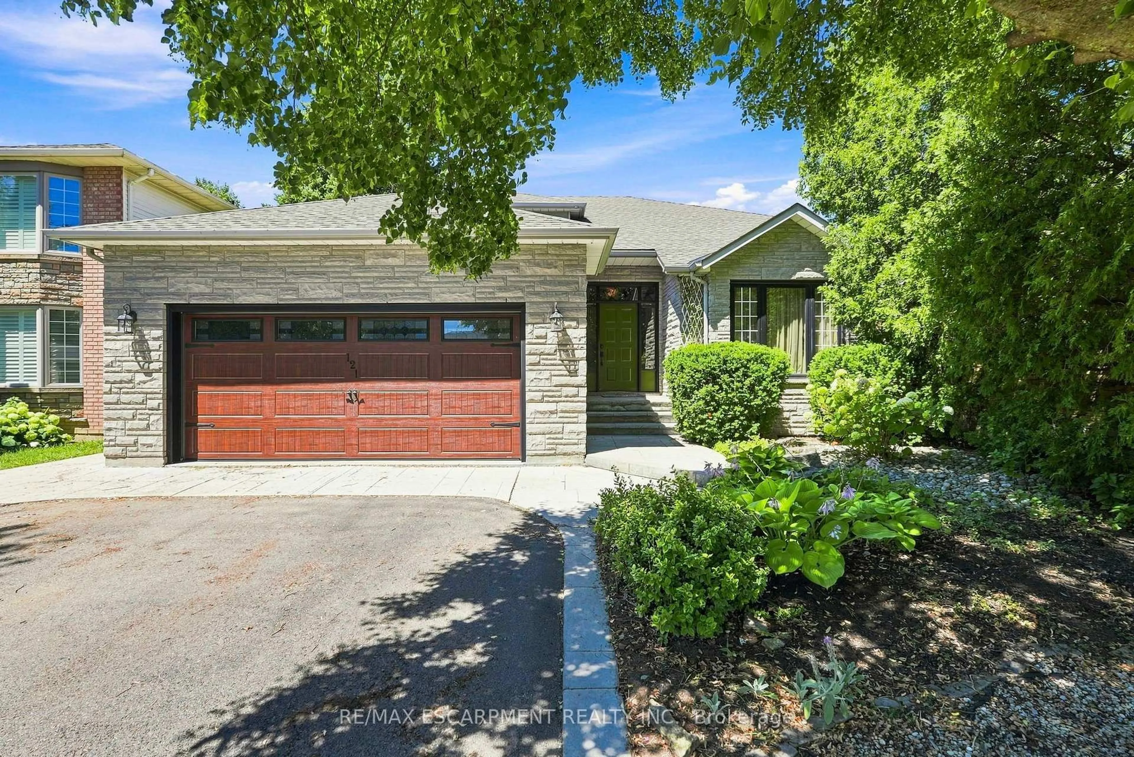 Home with brick exterior material, street for 121 First Rd, Hamilton Ontario L8J 2S6