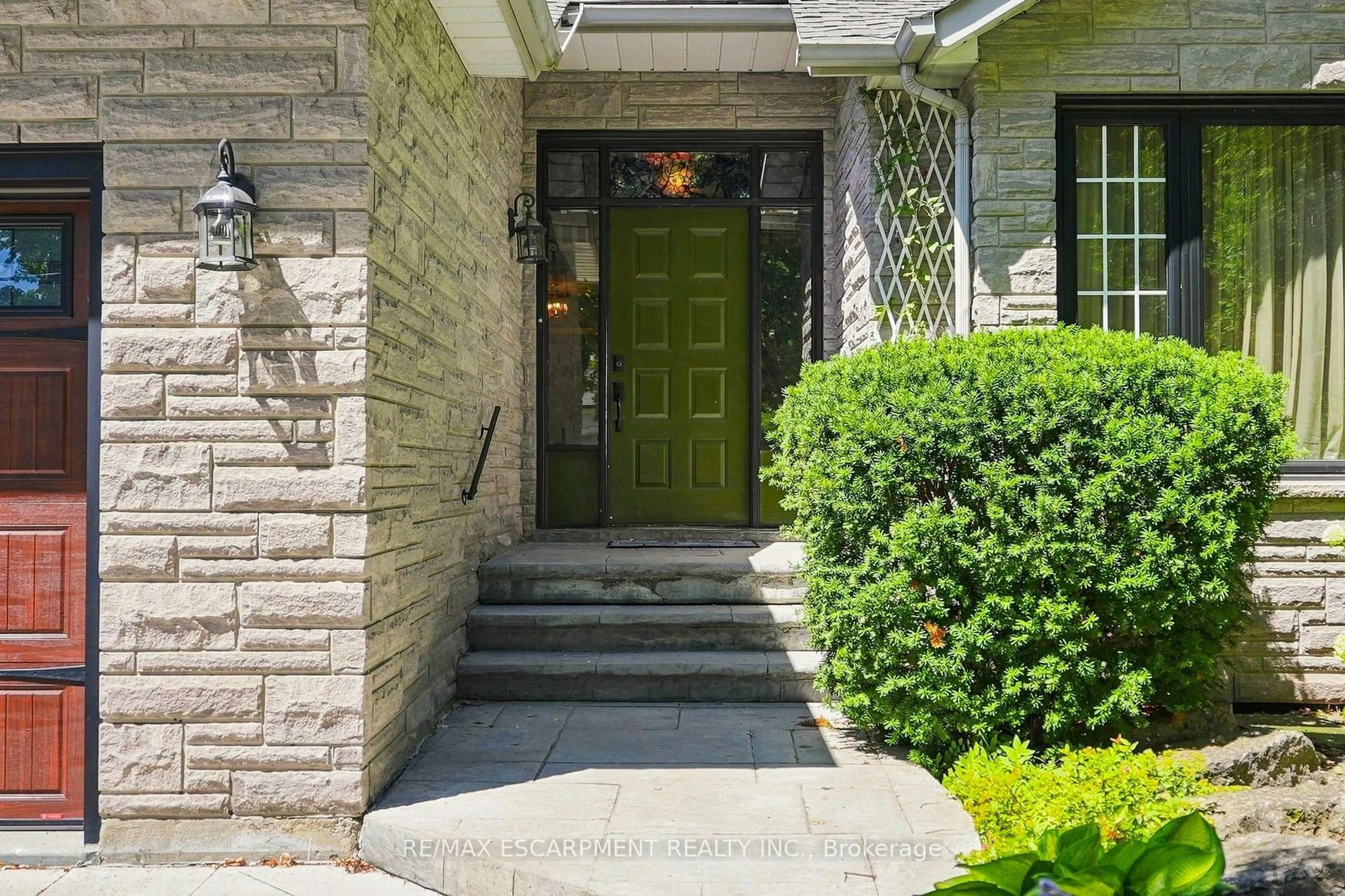 Indoor entryway for 121 First Rd, Hamilton Ontario L8J 2S6