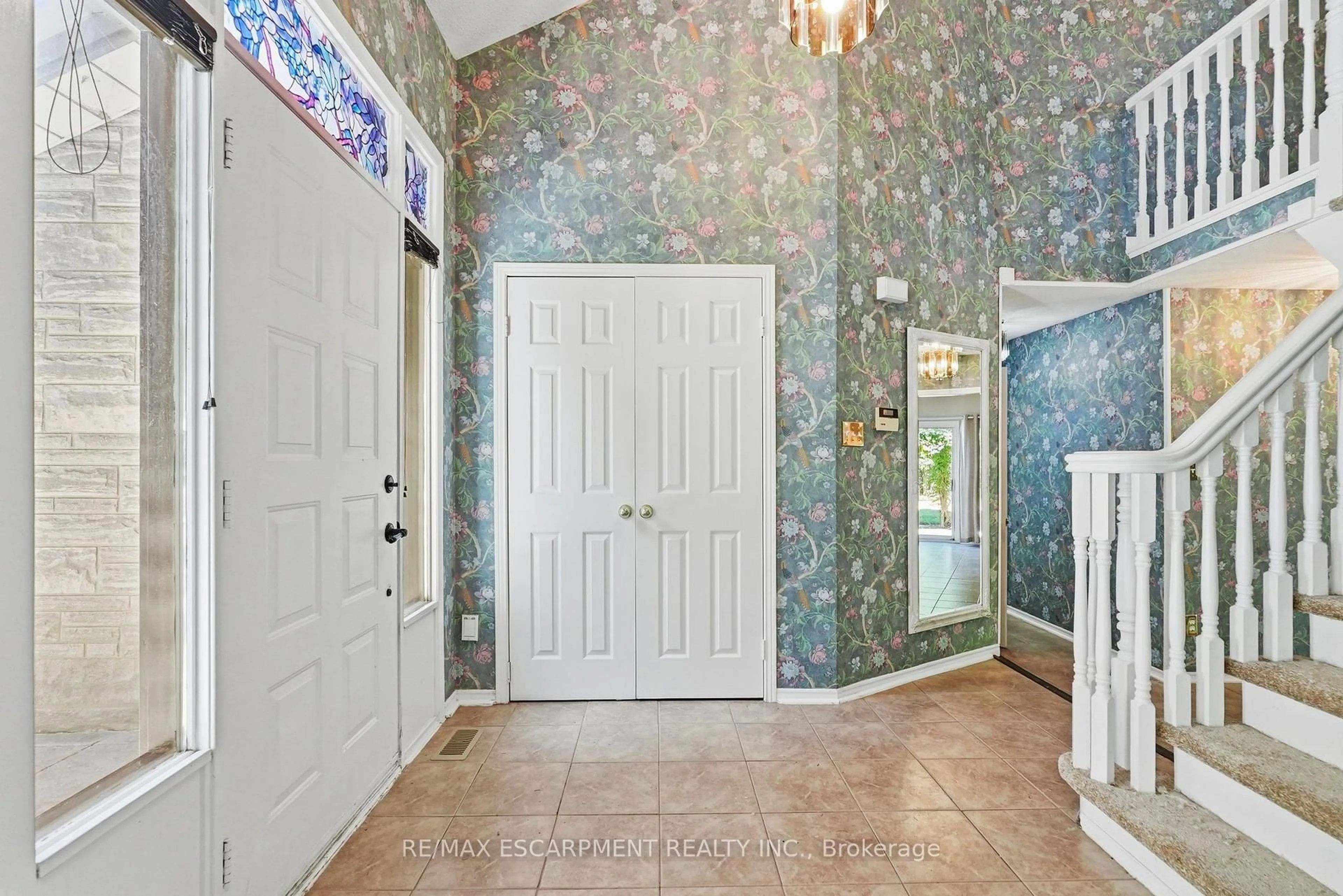 Indoor entryway for 121 First Rd, Hamilton Ontario L8J 2S6