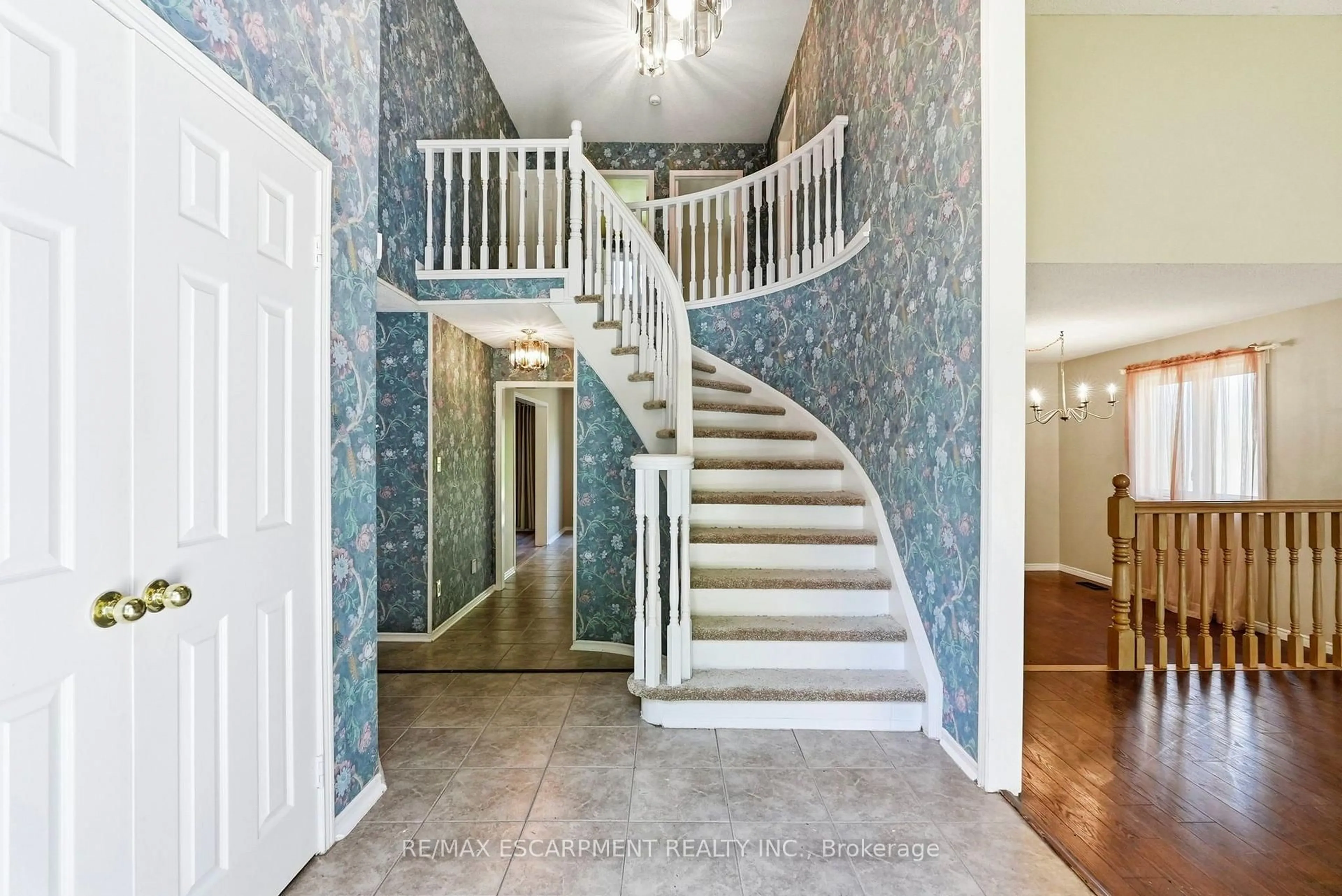 Indoor foyer for 121 First Rd, Hamilton Ontario L8J 2S6