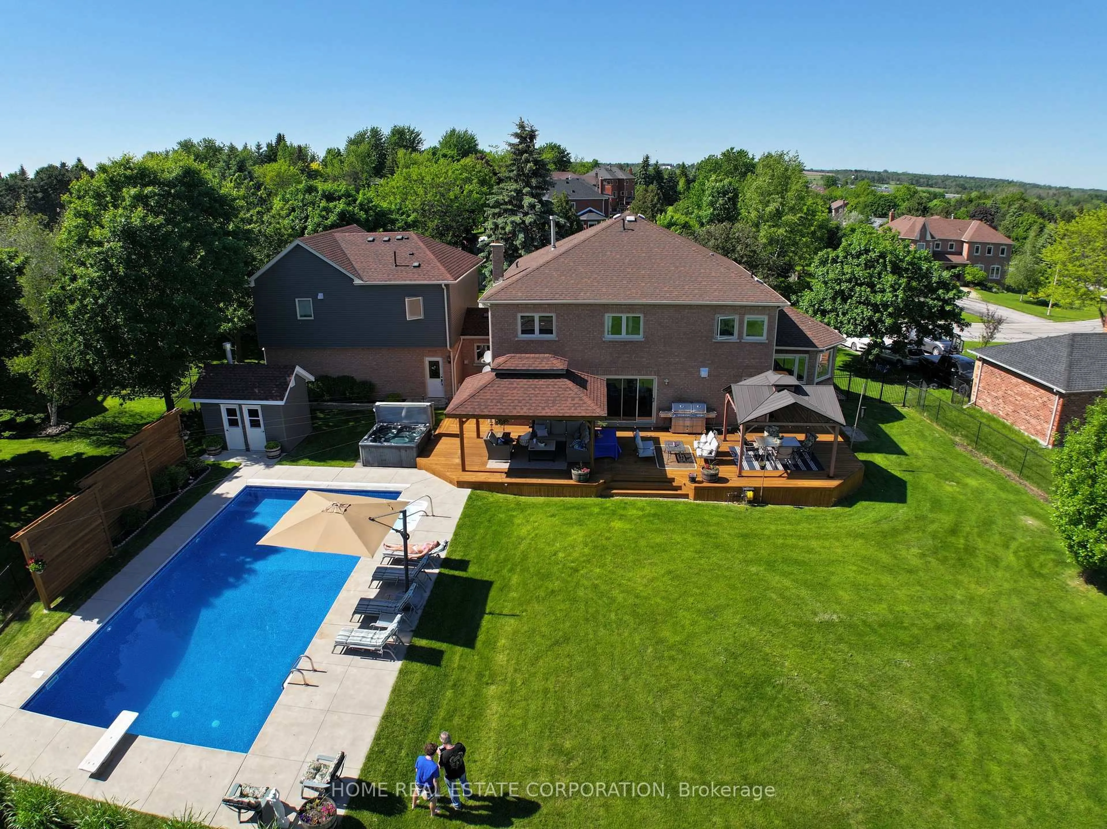 A pic from outside/outdoor area/front of a property/back of a property/a pic from drone, water/lake/river/ocean view for 14 Hawthorne Rd, Mono Ontario L9W 6G7