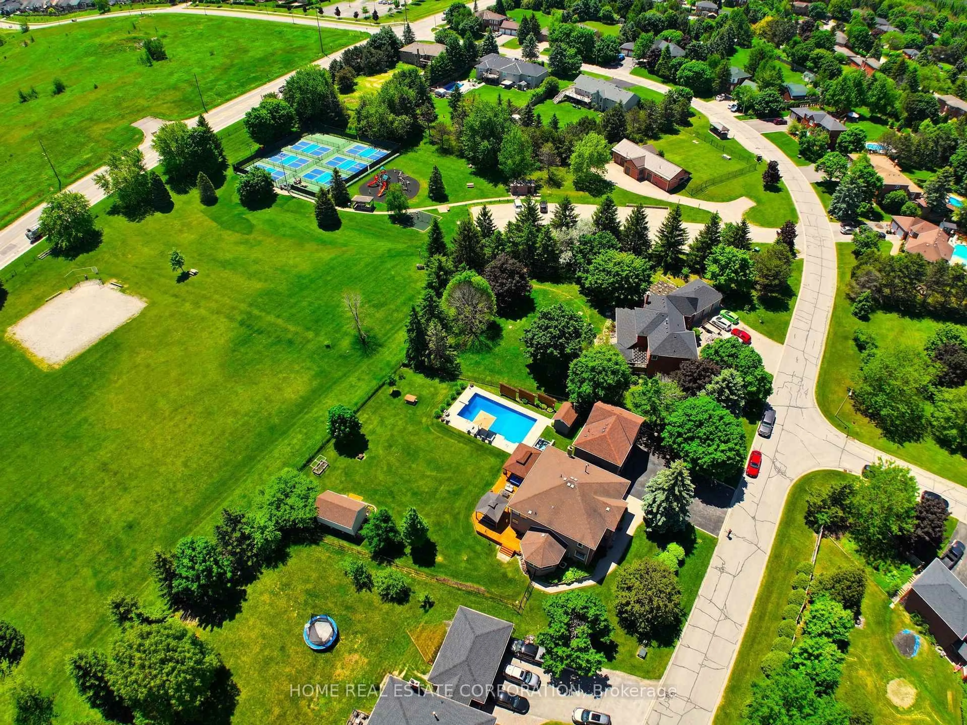 A pic from outside/outdoor area/front of a property/back of a property/a pic from drone, street for 14 Hawthorne Rd, Mono Ontario L9W 6G7