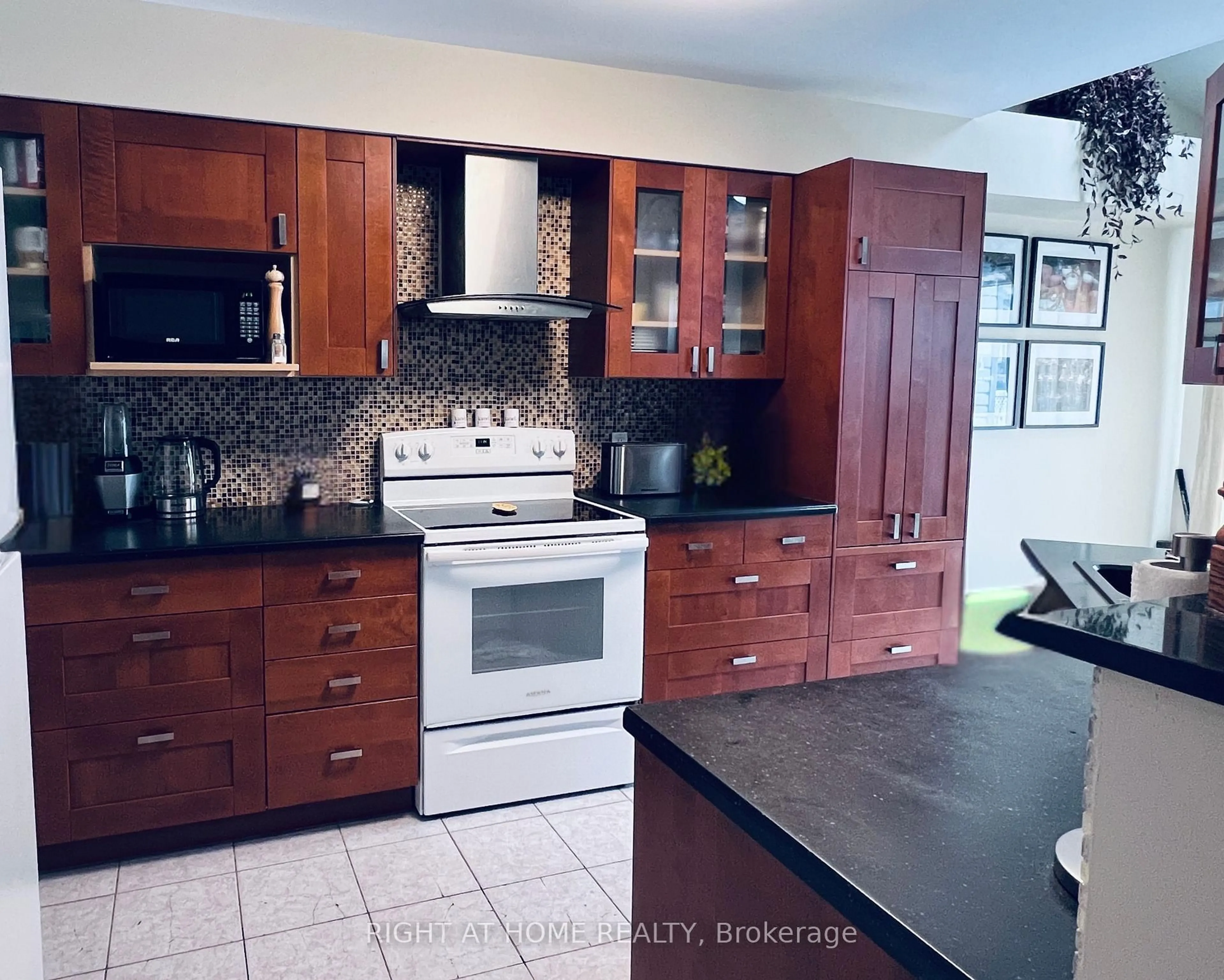 Unknown for 1741 Jobin Cres, Gloucester Ontario K1J 1C4