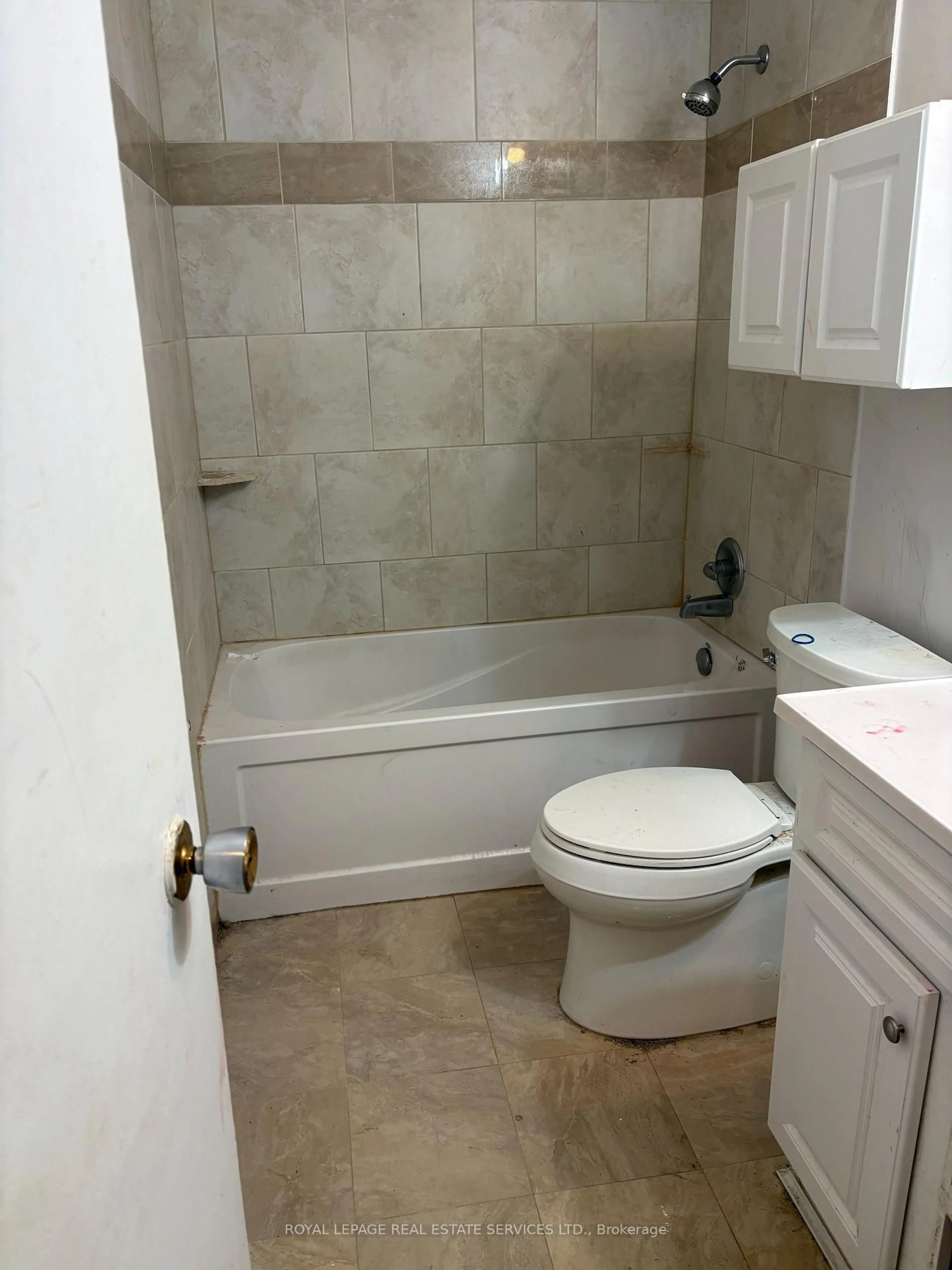 Standard bathroom, ceramic/tile floor for 38 Parkside Dr, Brant Ontario N3L 3S7