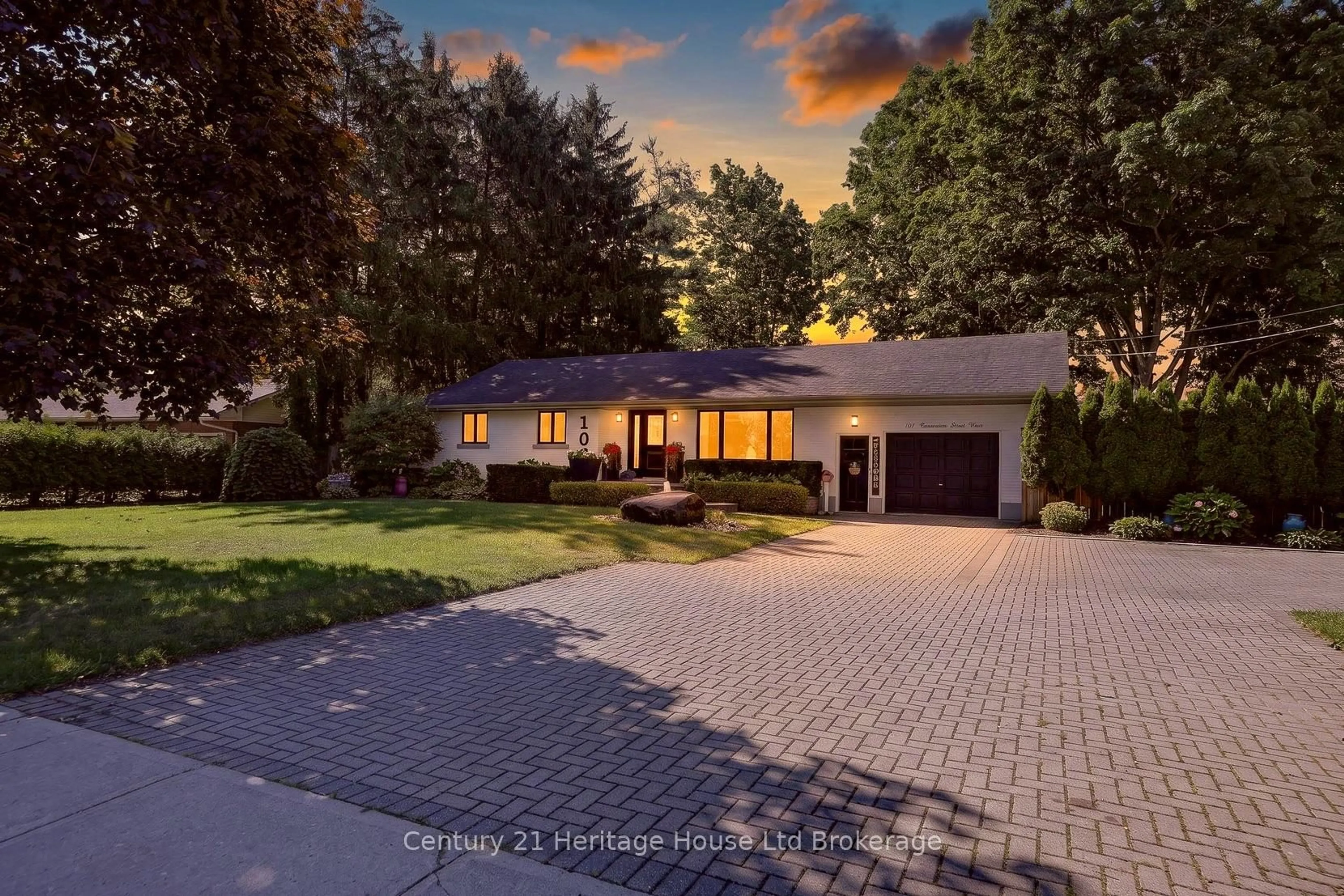 A pic from outside/outdoor area/front of a property/back of a property/a pic from drone, street for 105 Concession St, Tillsonburg Ontario N4G 1R8