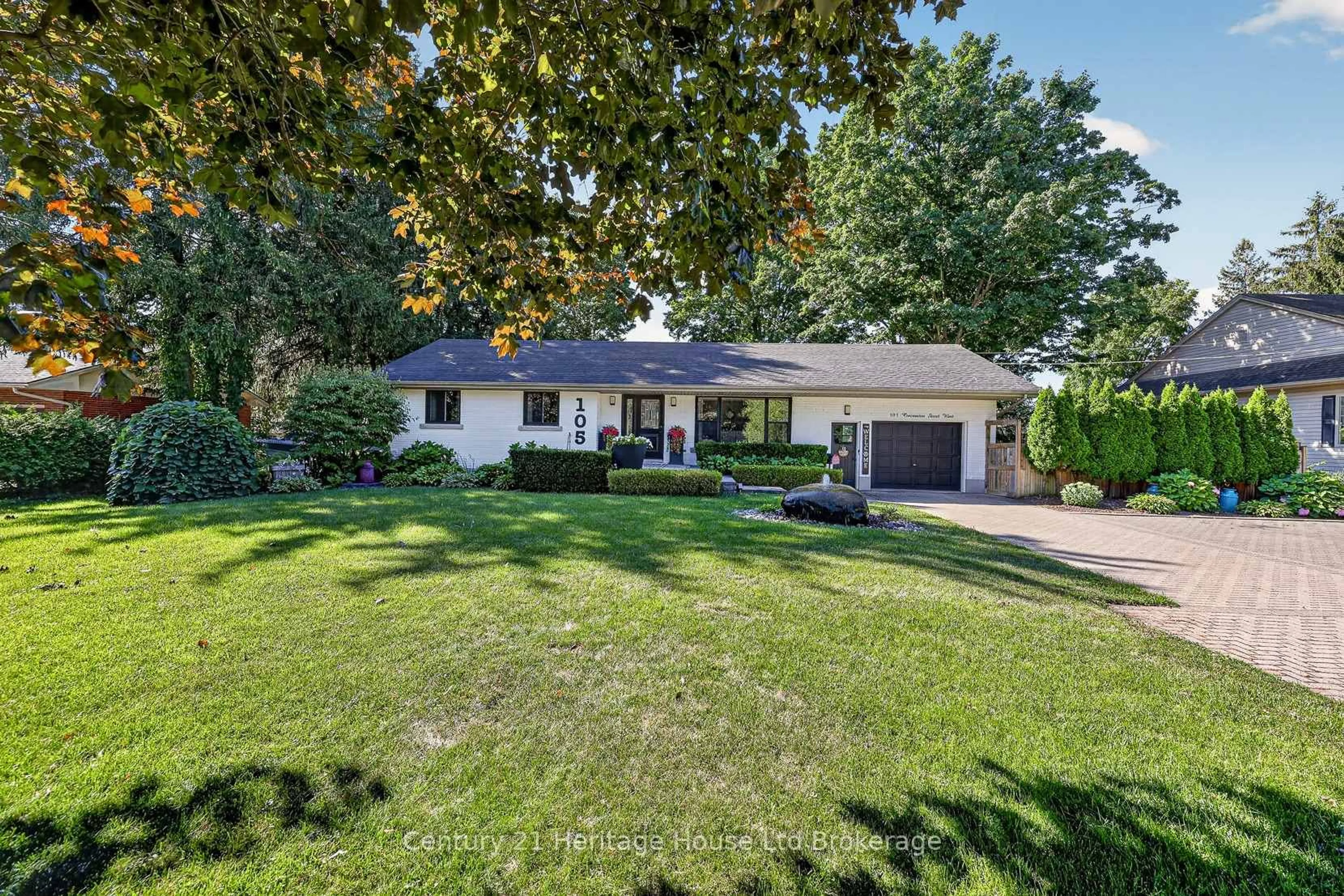 A pic from outside/outdoor area/front of a property/back of a property/a pic from drone, unknown for 105 Concession St, Tillsonburg Ontario N4G 1R8