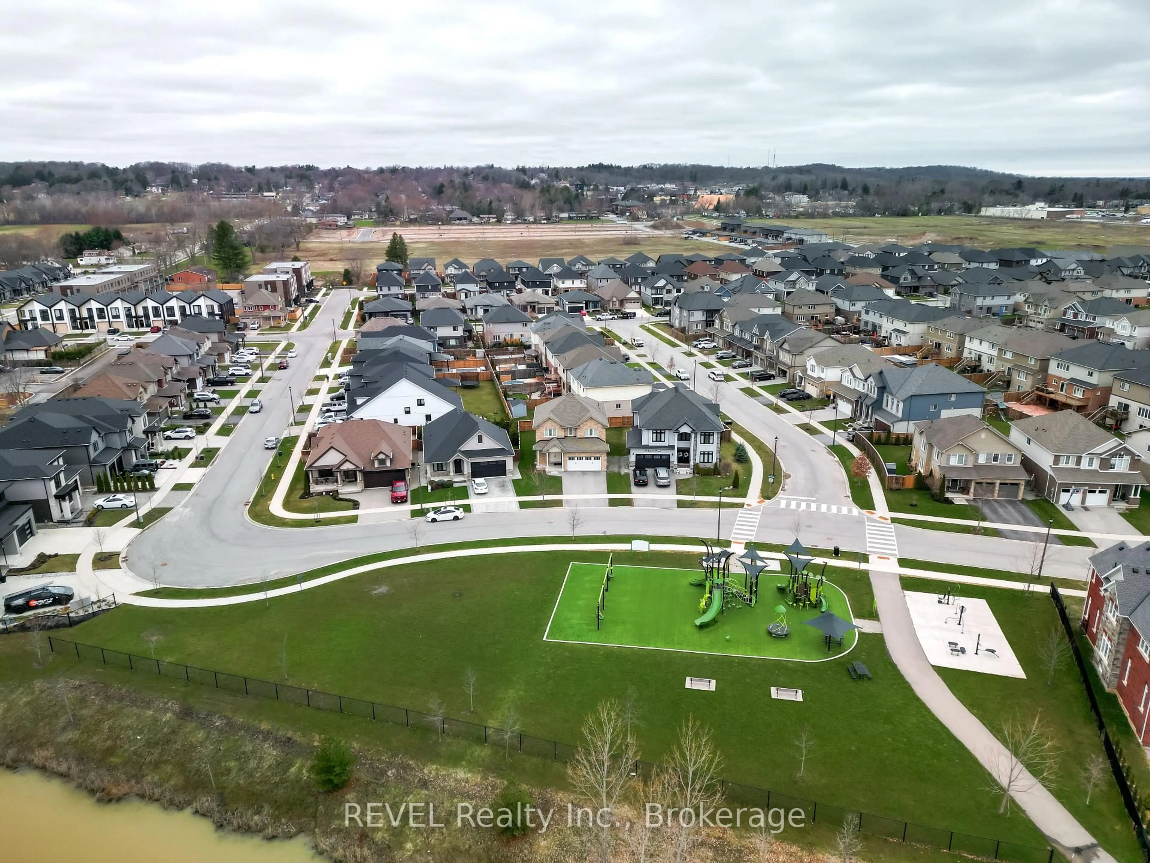 A pic from outside/outdoor area/front of a property/back of a property/a pic from drone, street for 29 BERGENSTEIN Cres, Pelham Ontario L0S 1E6
