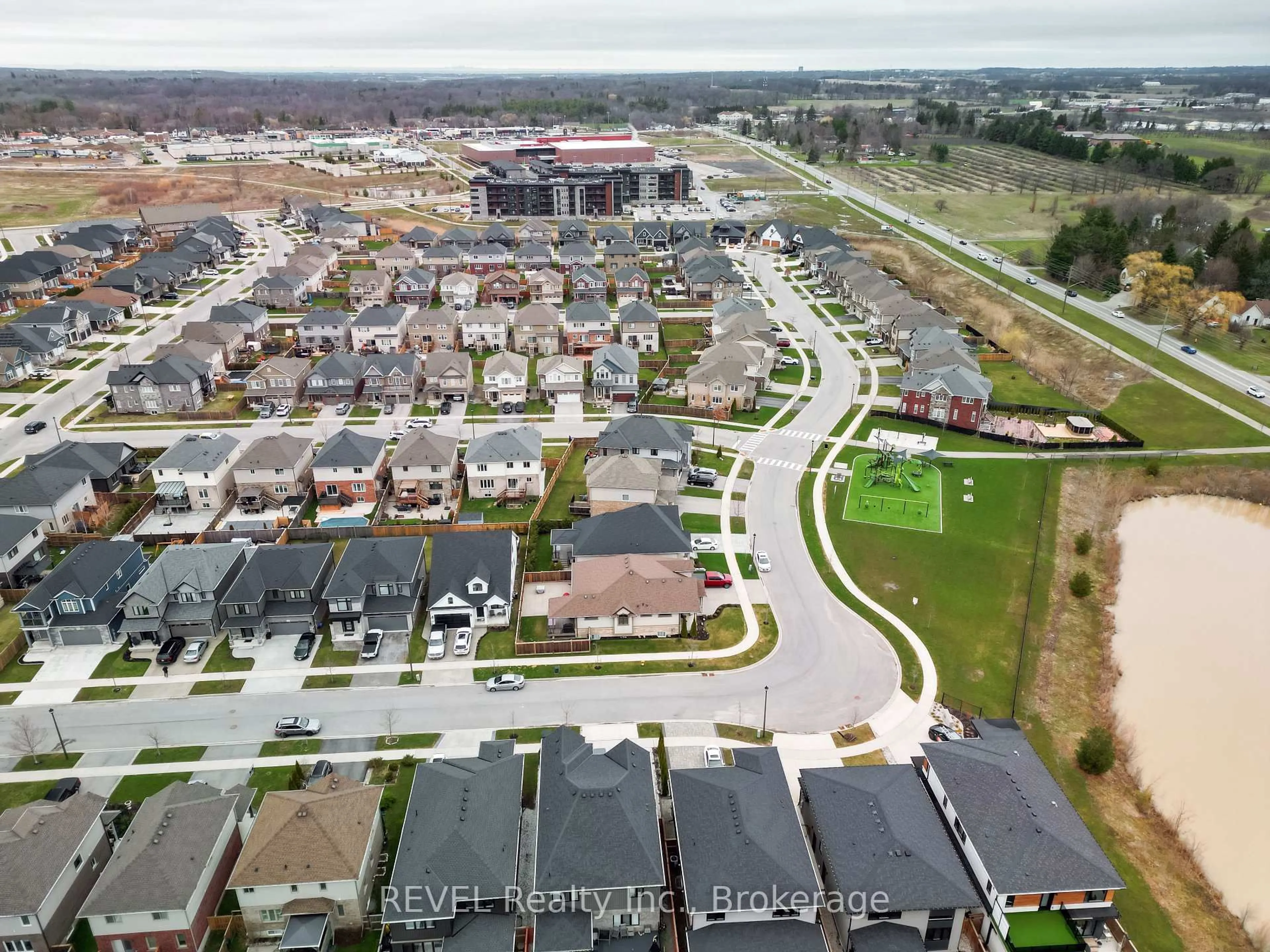 A pic from outside/outdoor area/front of a property/back of a property/a pic from drone, street for 29 BERGENSTEIN Cres, Pelham Ontario L0S 1E6