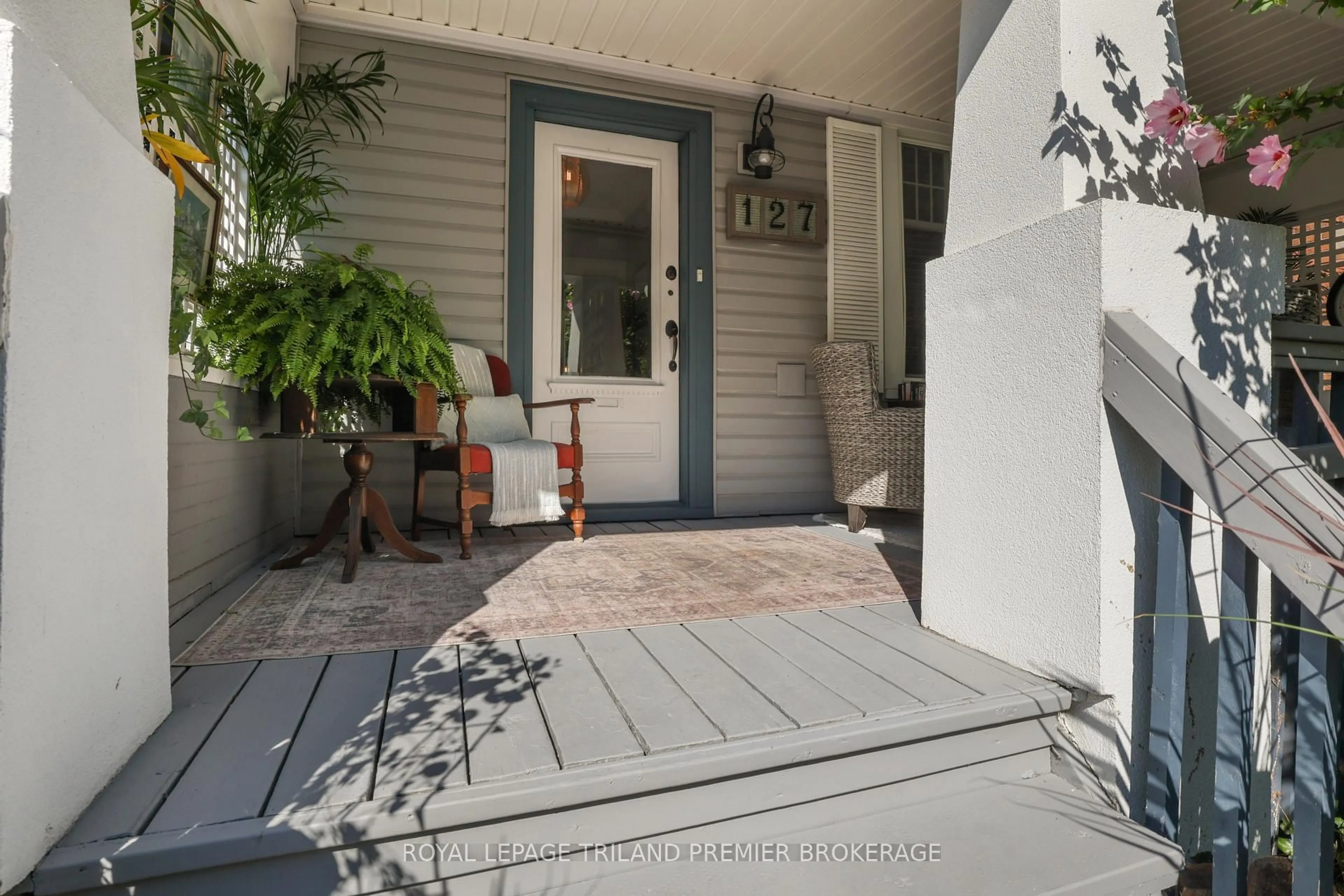 Indoor entryway for 127 Thornton Ave, London East Ontario N5Y 2Y6