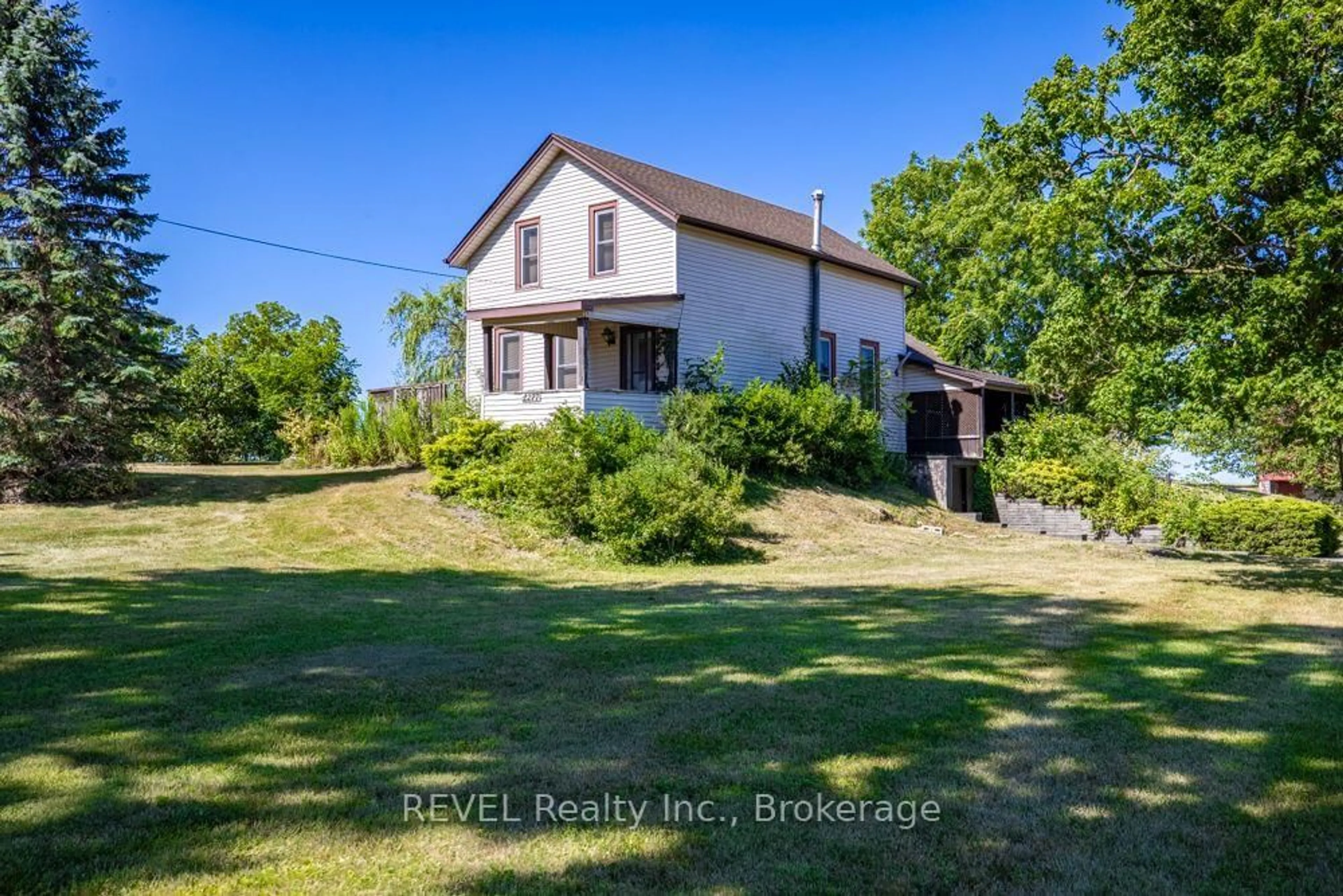 A pic from outside/outdoor area/front of a property/back of a property/a pic from drone, building for 2277 Ridgemount Rd, Fort Erie Ontario L0S 1S0