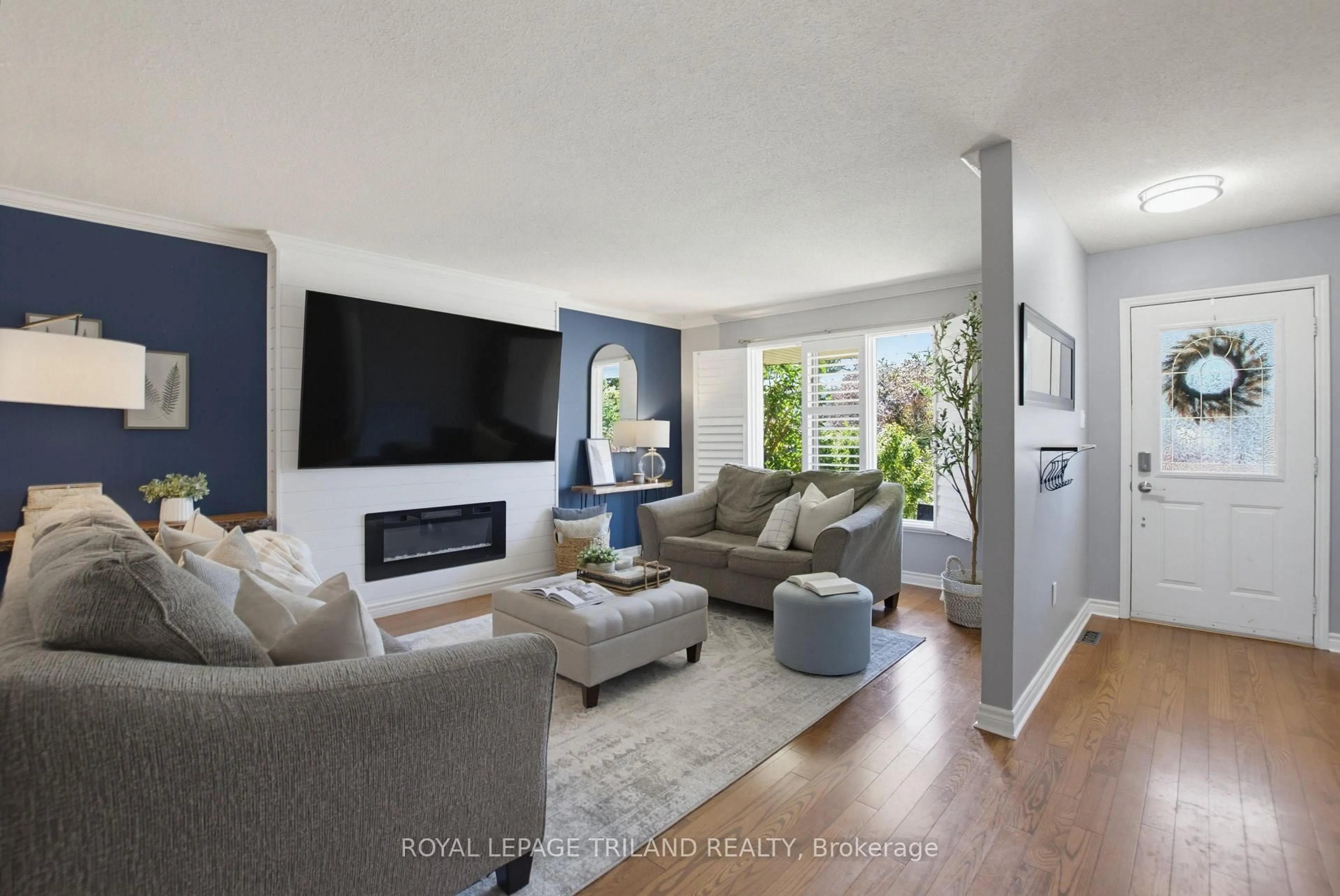 Living room with furniture, unknown for 146 Golfdale Cres, London South Ontario N6C 5X3