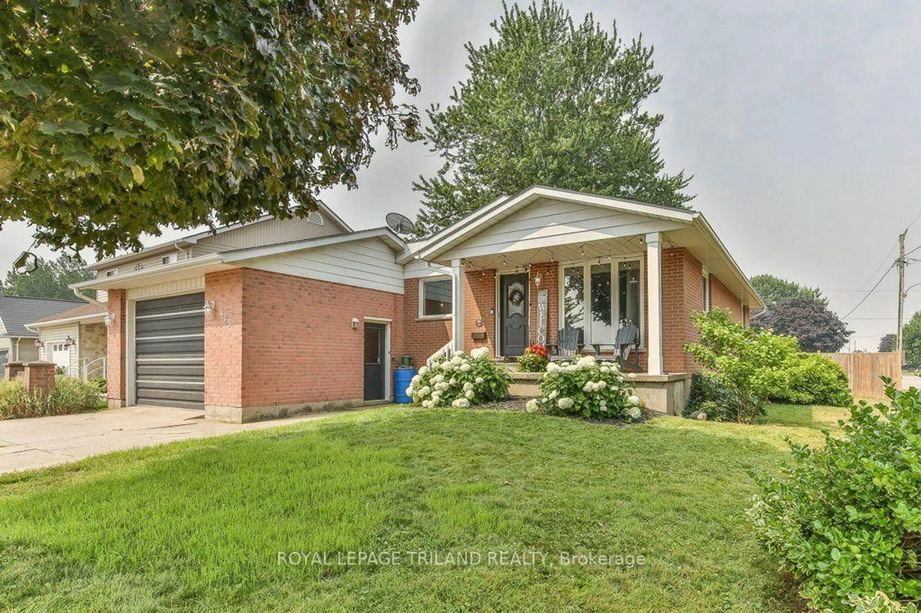 Home with brick exterior material, street for 425 QUEEN St, Lucan Biddulph Ontario N0M 1V0